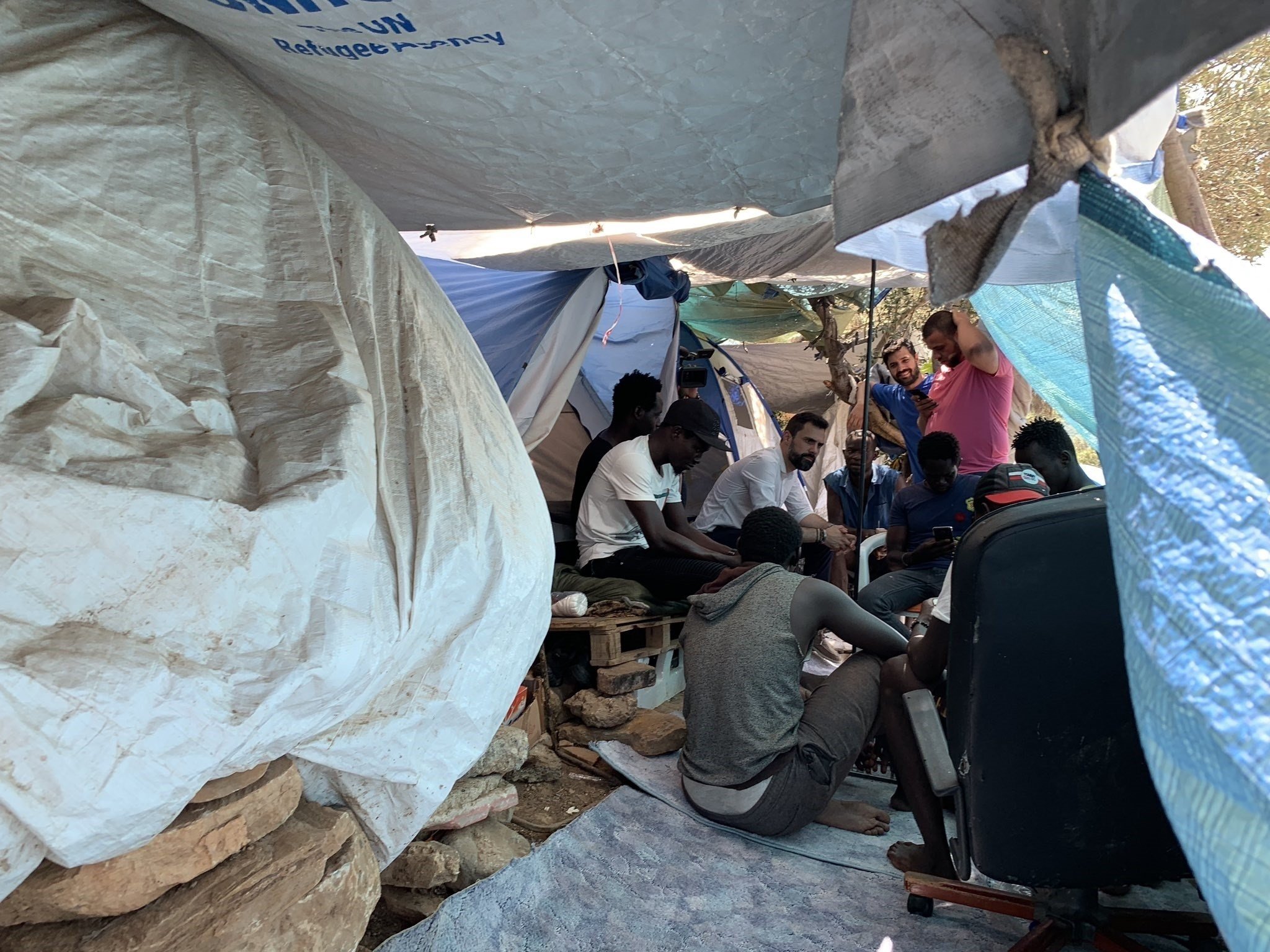 Torrent visita campos de refugiados en Grecia y se reúne con entidades humanitarias