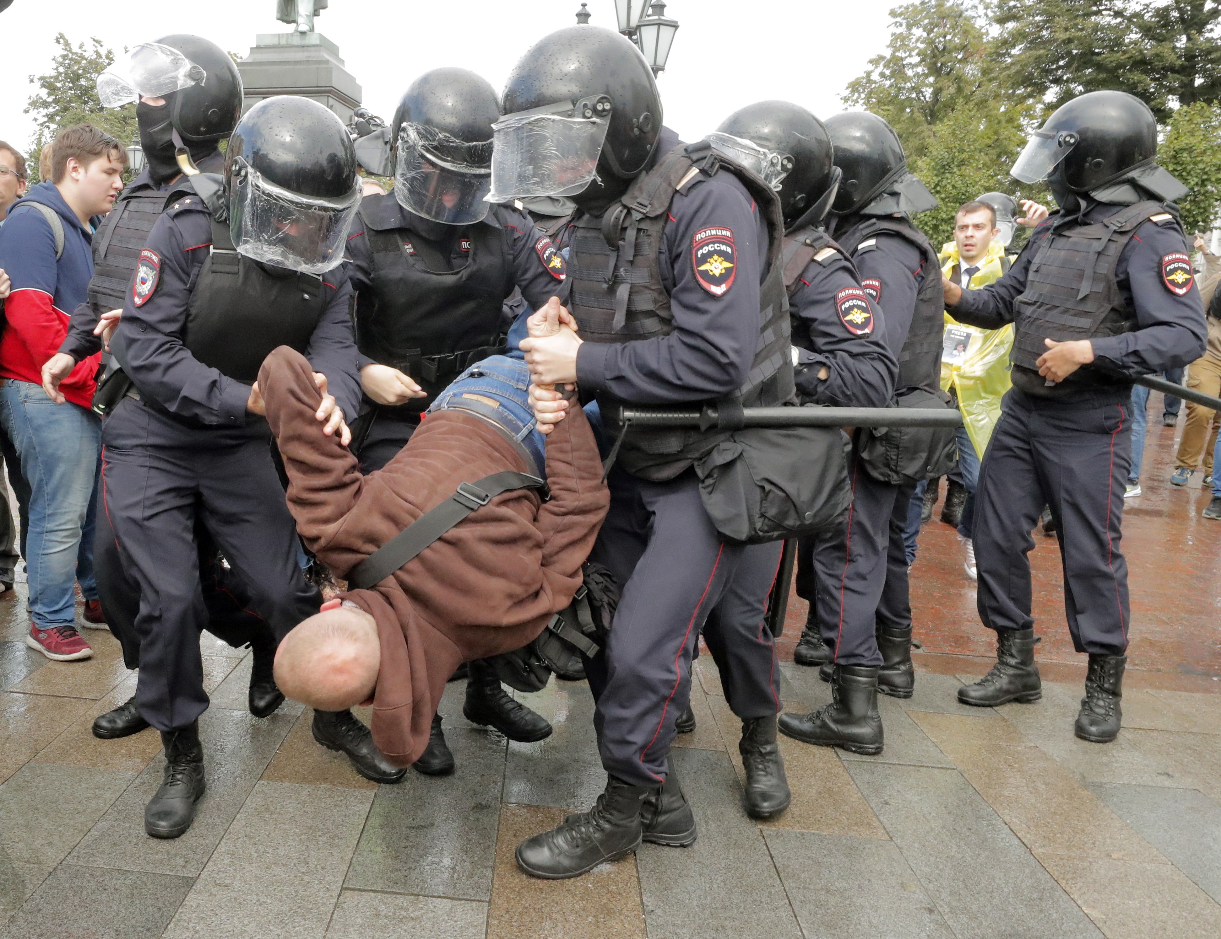 Casi 700 detenidos en un nuevo pulso entre la oposición y las autoridades rusas