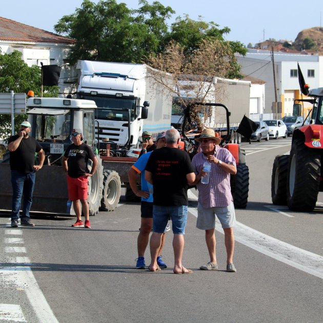 Els afectats pel foc de la Ribera d'Ebre protesten per reclamar més ajudes