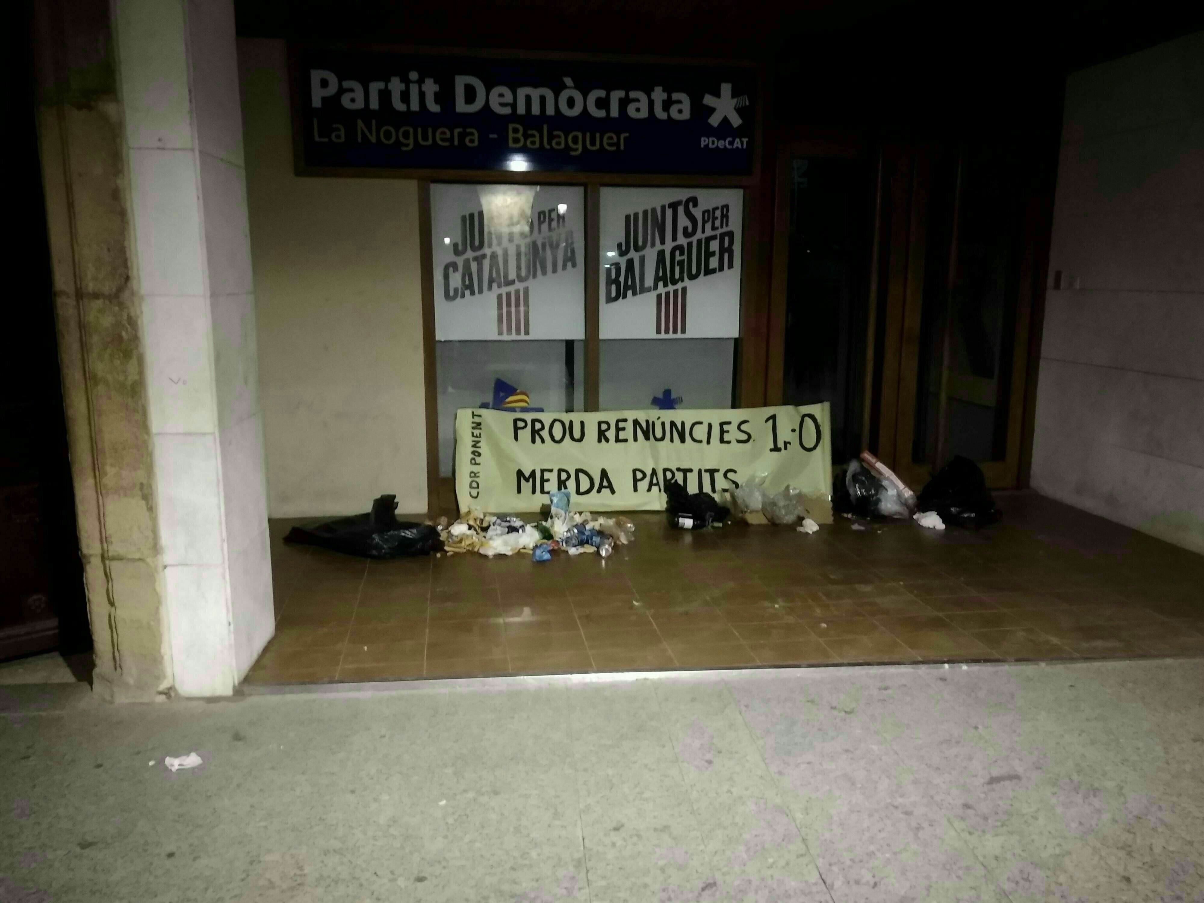 Los CDR dejan basura y excrementos frente a sedes del PDeCAT y ERC