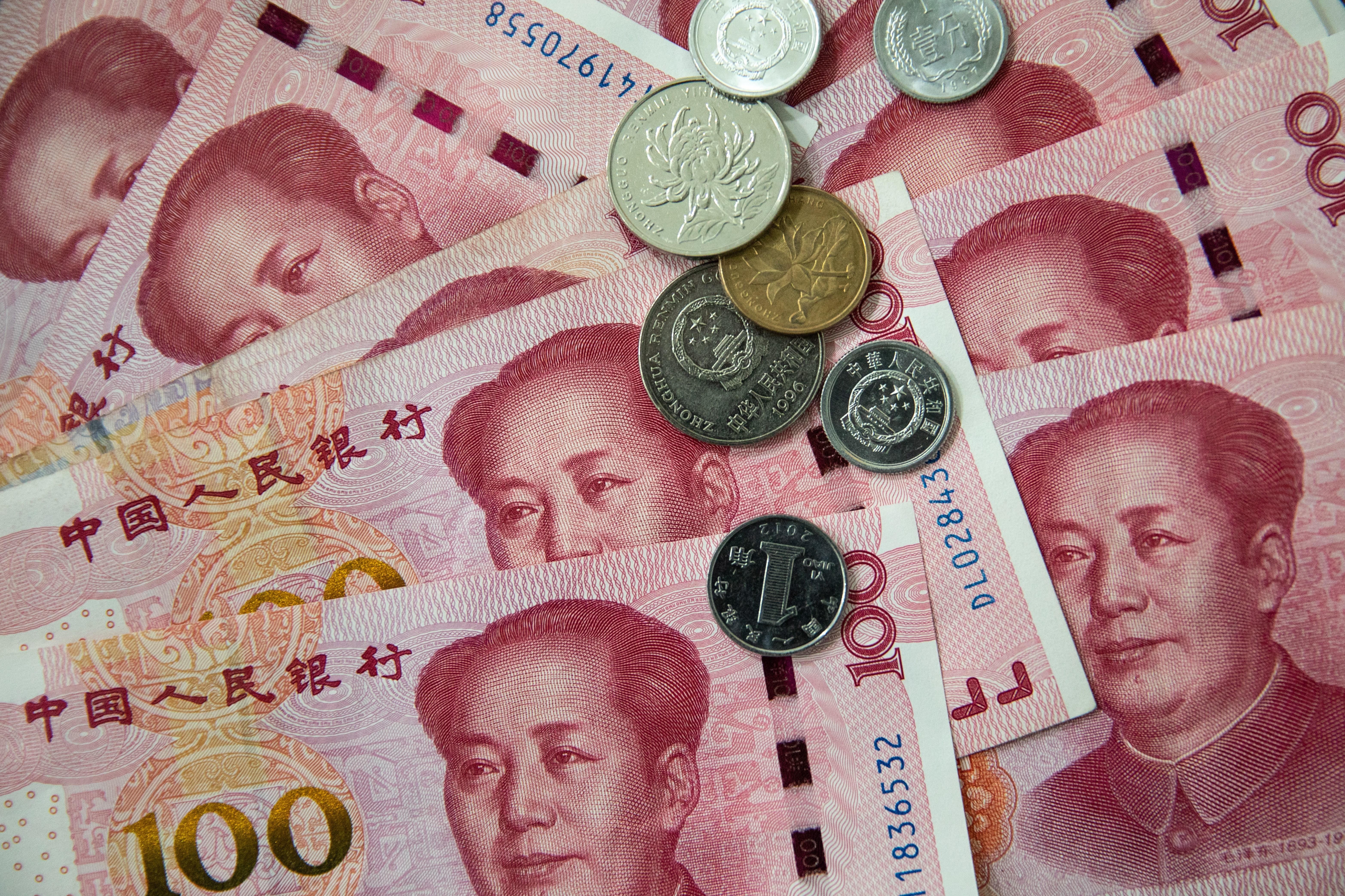 Un dòlar, set iuans: Pequín deixa caure la divisa xinesa a mínims des de 2008