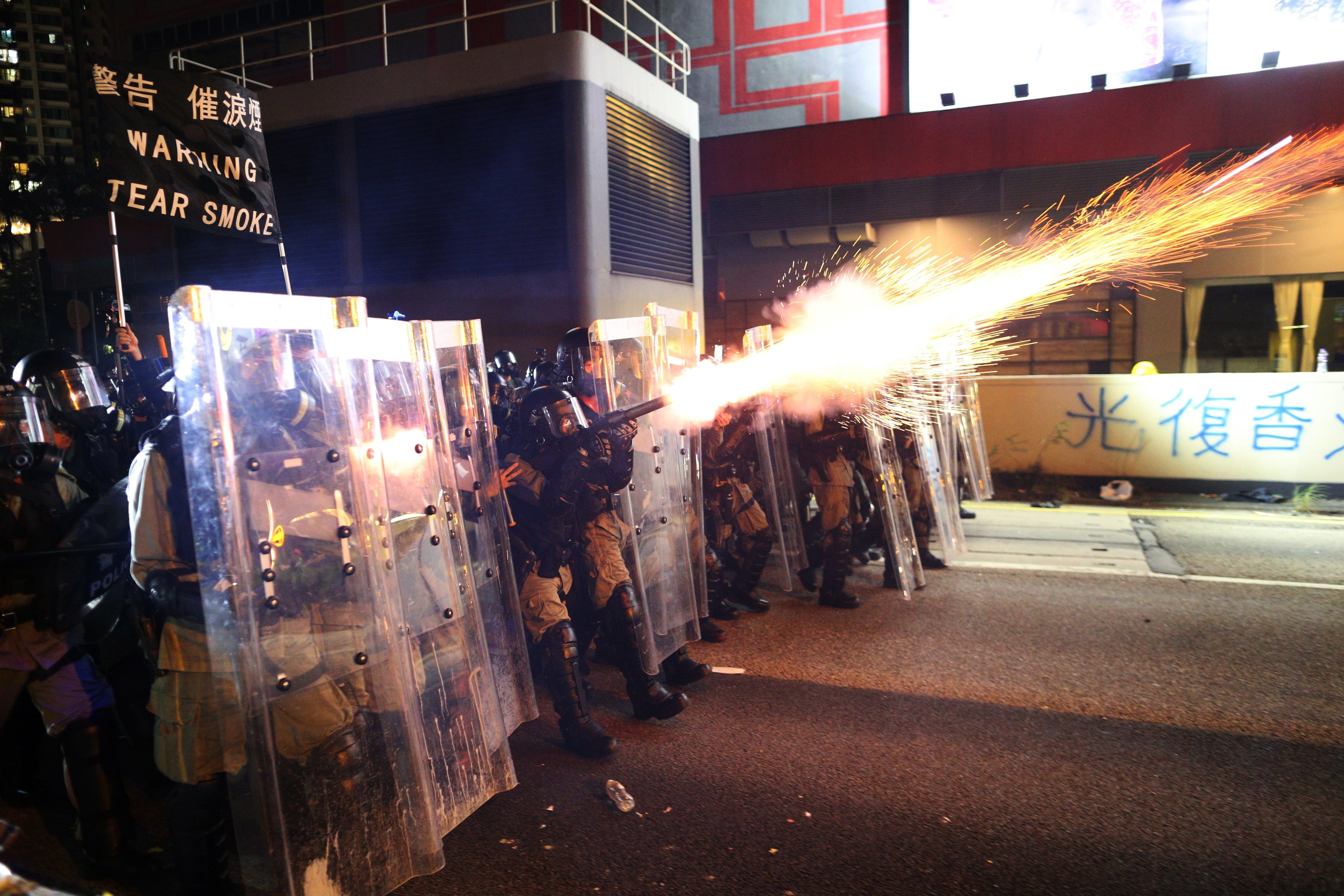 Durs enfrontaments i 82 detinguts en una històrica vaga general a Hong Kong
