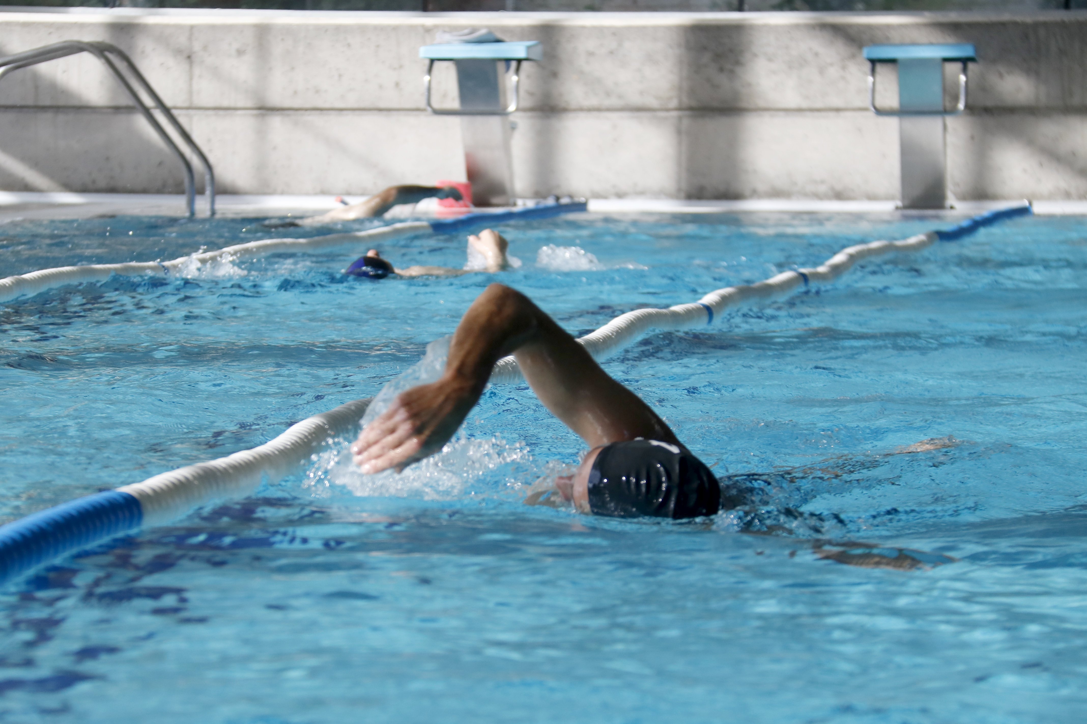 Les piscines municipals de Barcelona permetran el topless