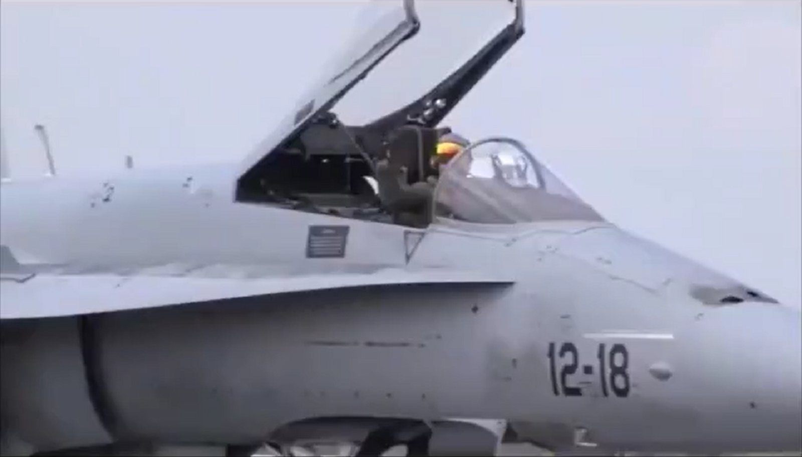 VÍDEO | El folclórico detalle de Lituania para recibir a un caza F-18 español