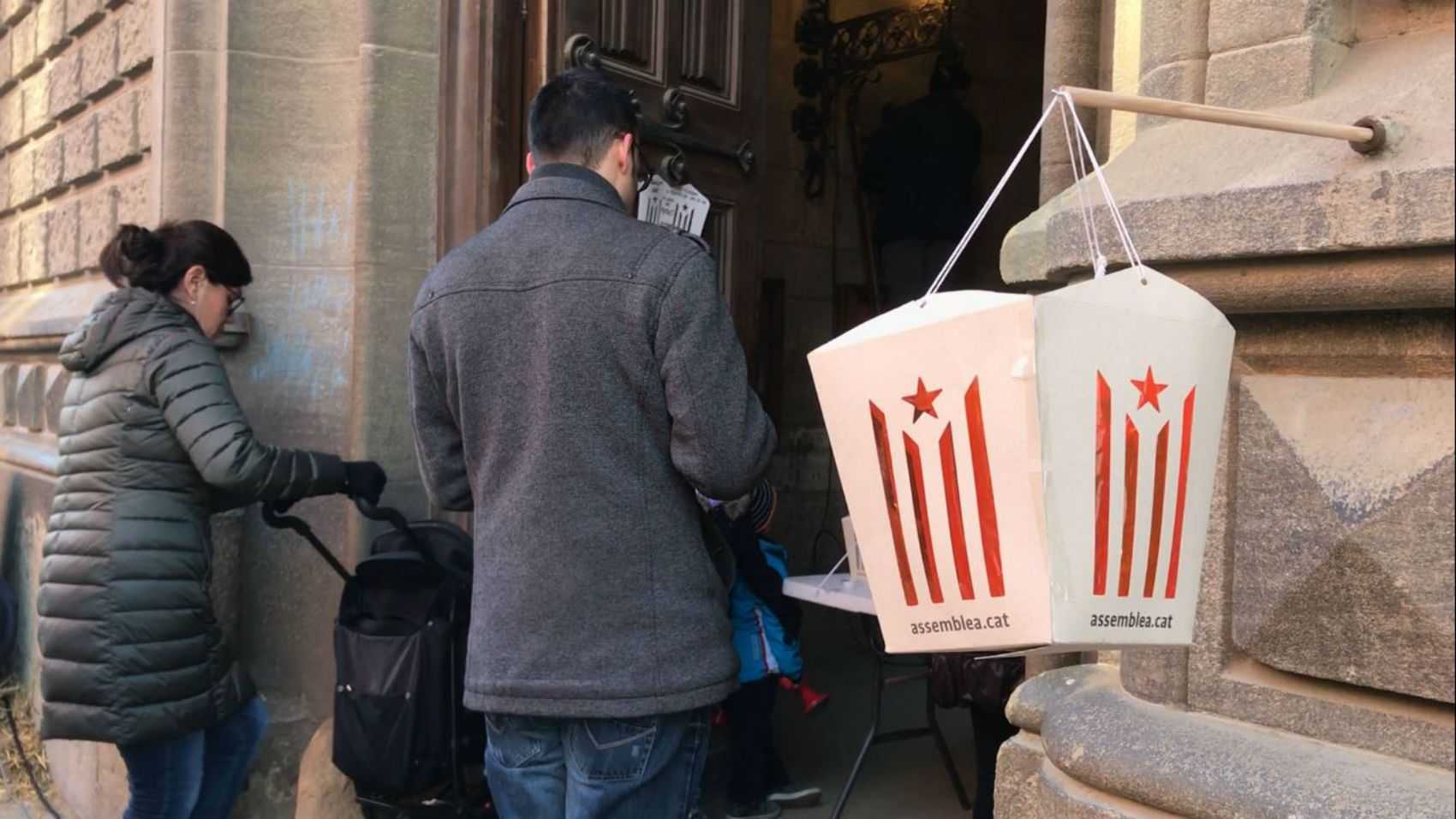 VÍDEO: Vic, atónita con la reacción españolista contra los farolillos