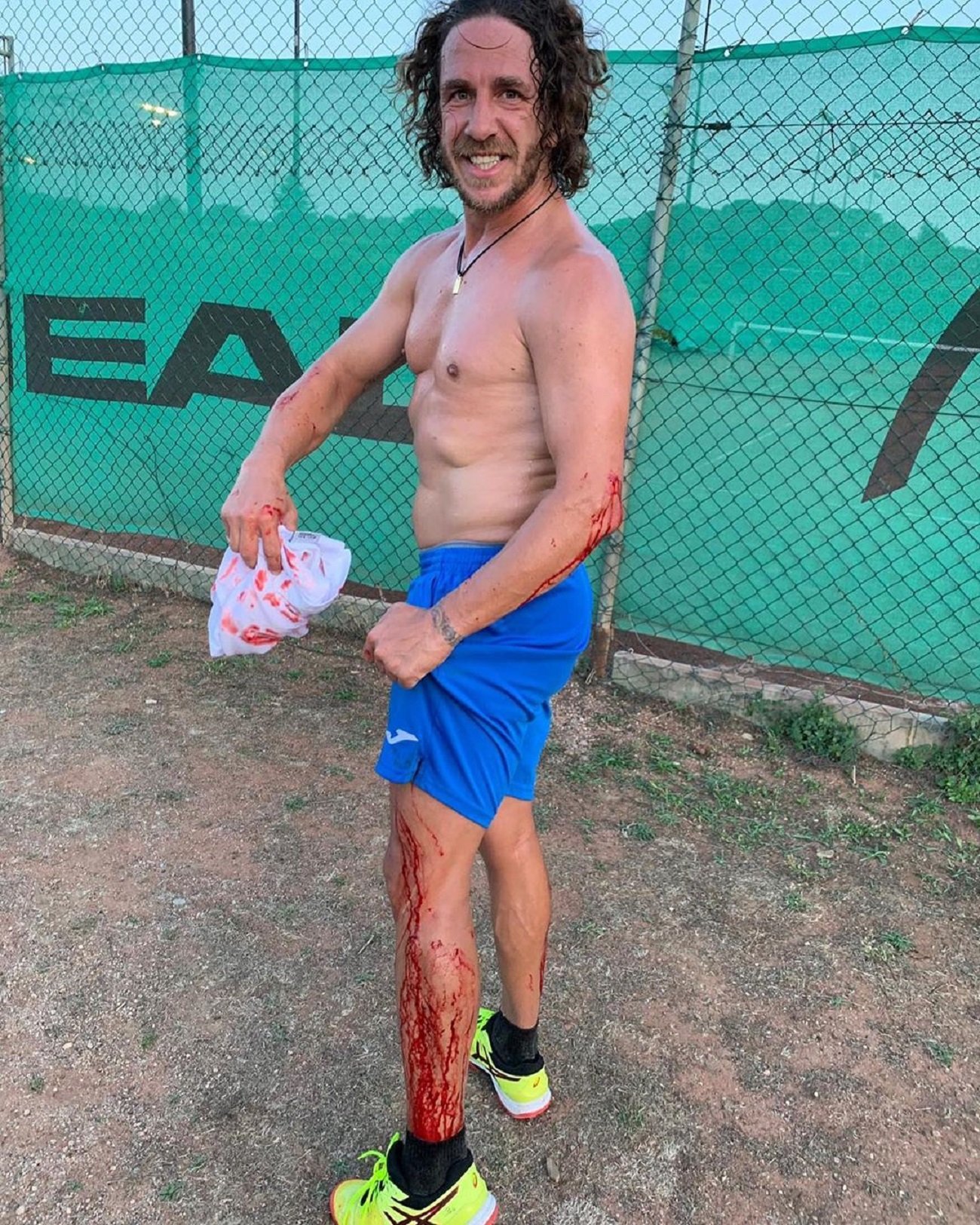 El escandaloso accidente deportivo de Carles Puyol que lo ha dejado lleno de sangre