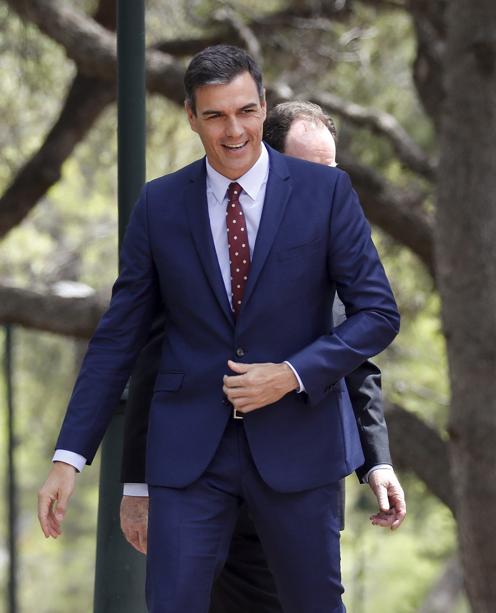 Creus que Pedro Sánchez hauria de fer un pas al costat?