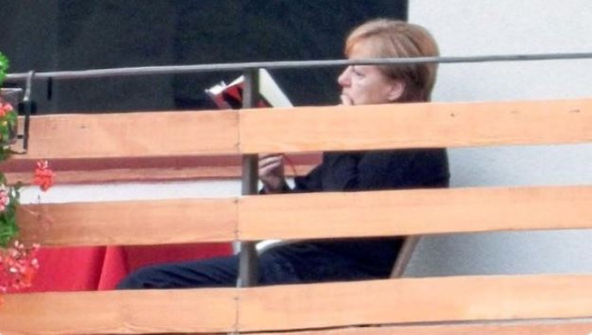 Enxampen Merkel llegint el llibre que faria a Trump treure foc pels queixals