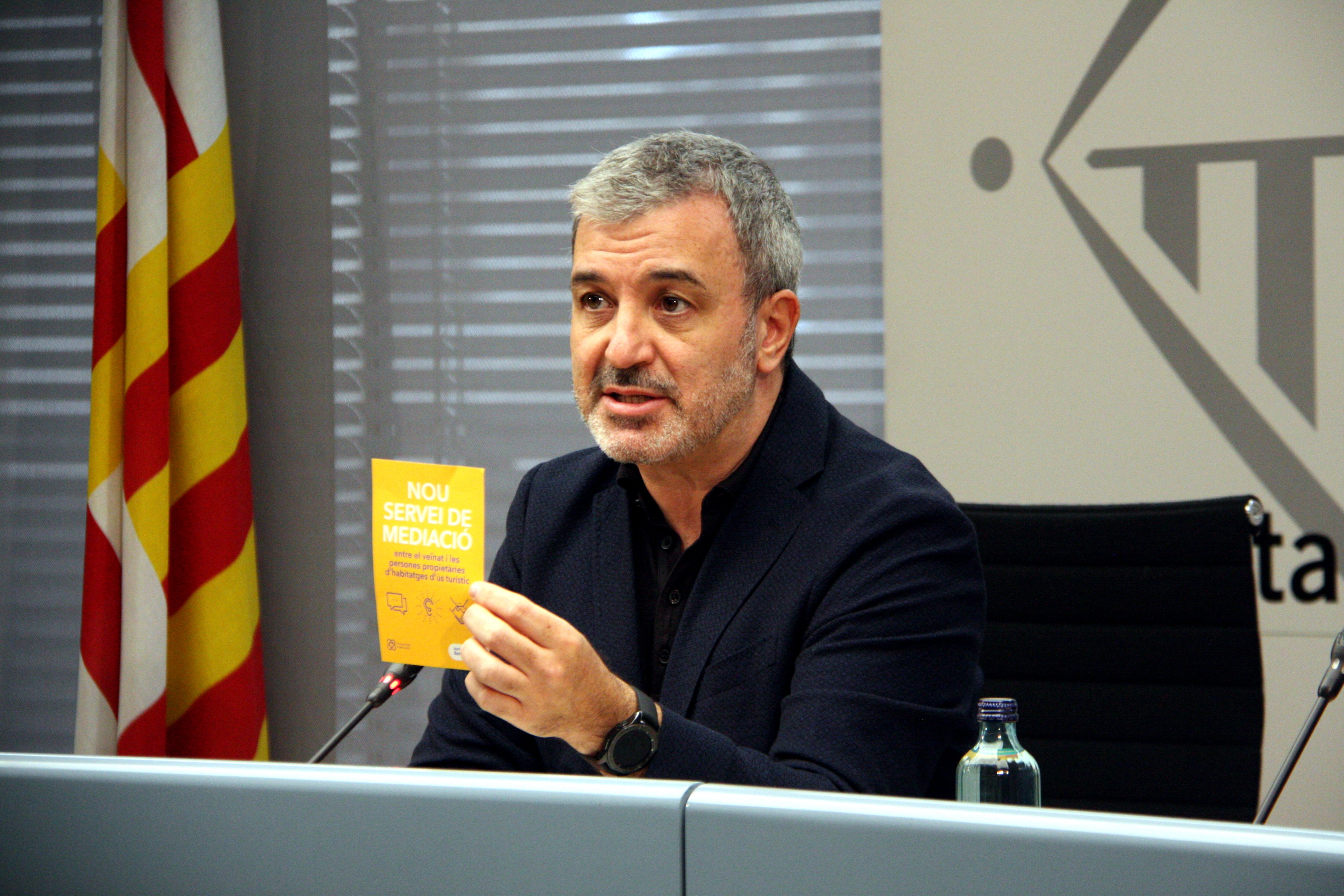 El Ayuntamiento de Barcelona se reúne con los manteros y acuerdan crear un espacio de diálogo