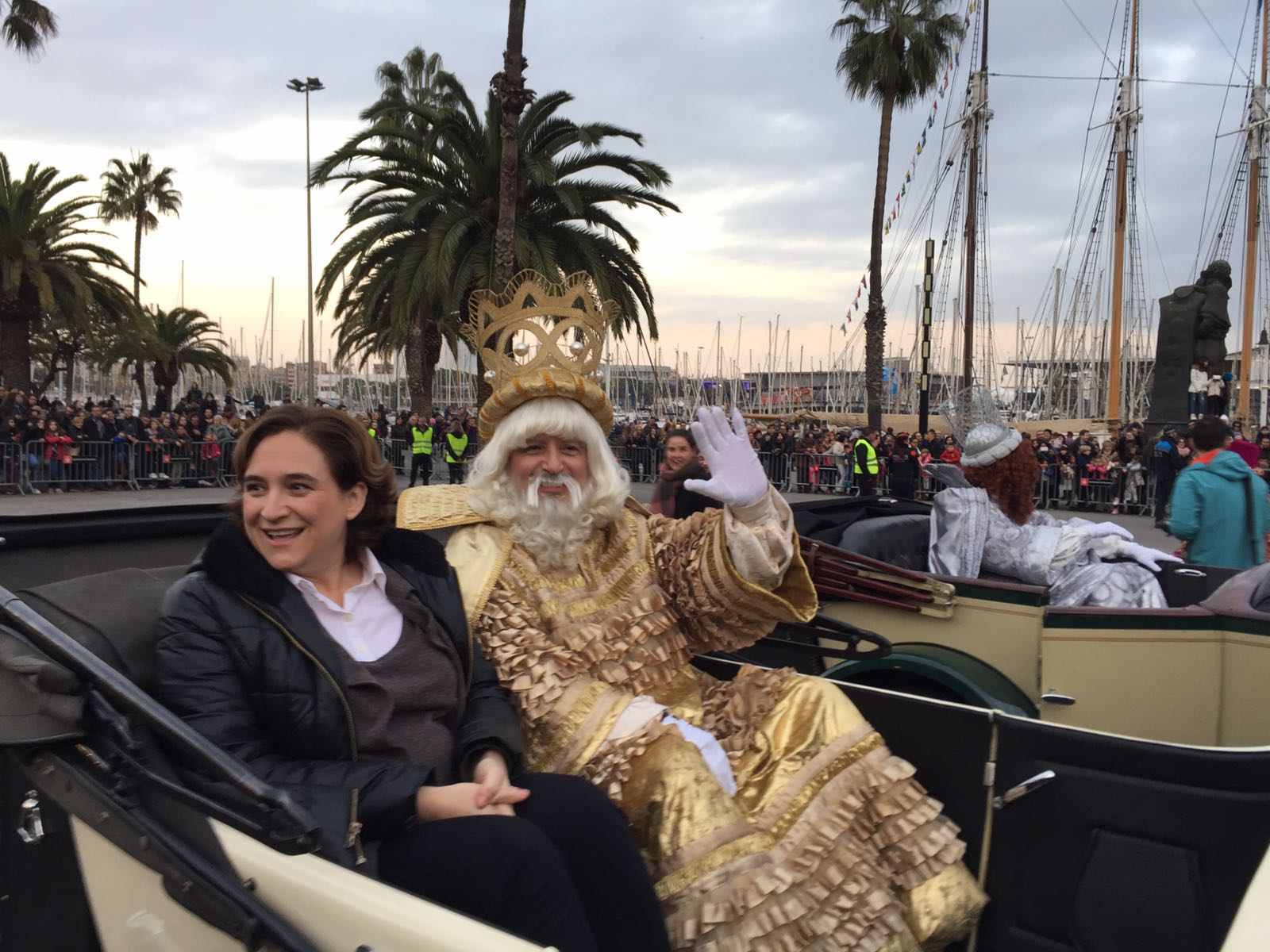 Colau recibe a los Reyes Magos con una llamada a acoger niños refugiados