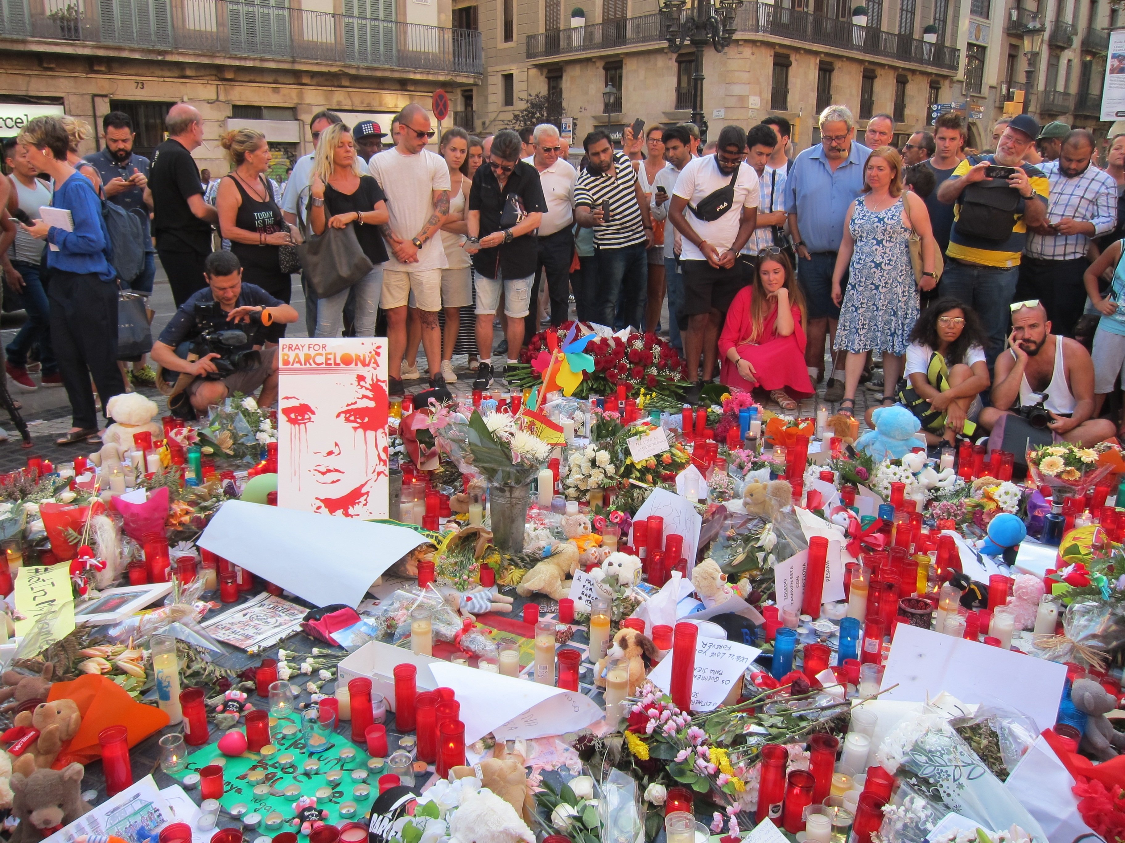 Un minuto de silencio sin parlamentos para homenajear a las víctimas del 17-A