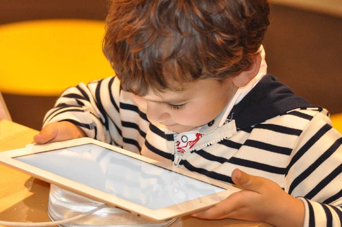 ¿Cómo proteger a los niños de los móviles, tablets y otros regalos 3.0?