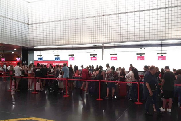 vaga aeroport el prat barcelona carlota serra vaga aeroport el prat barcelona carlota serra