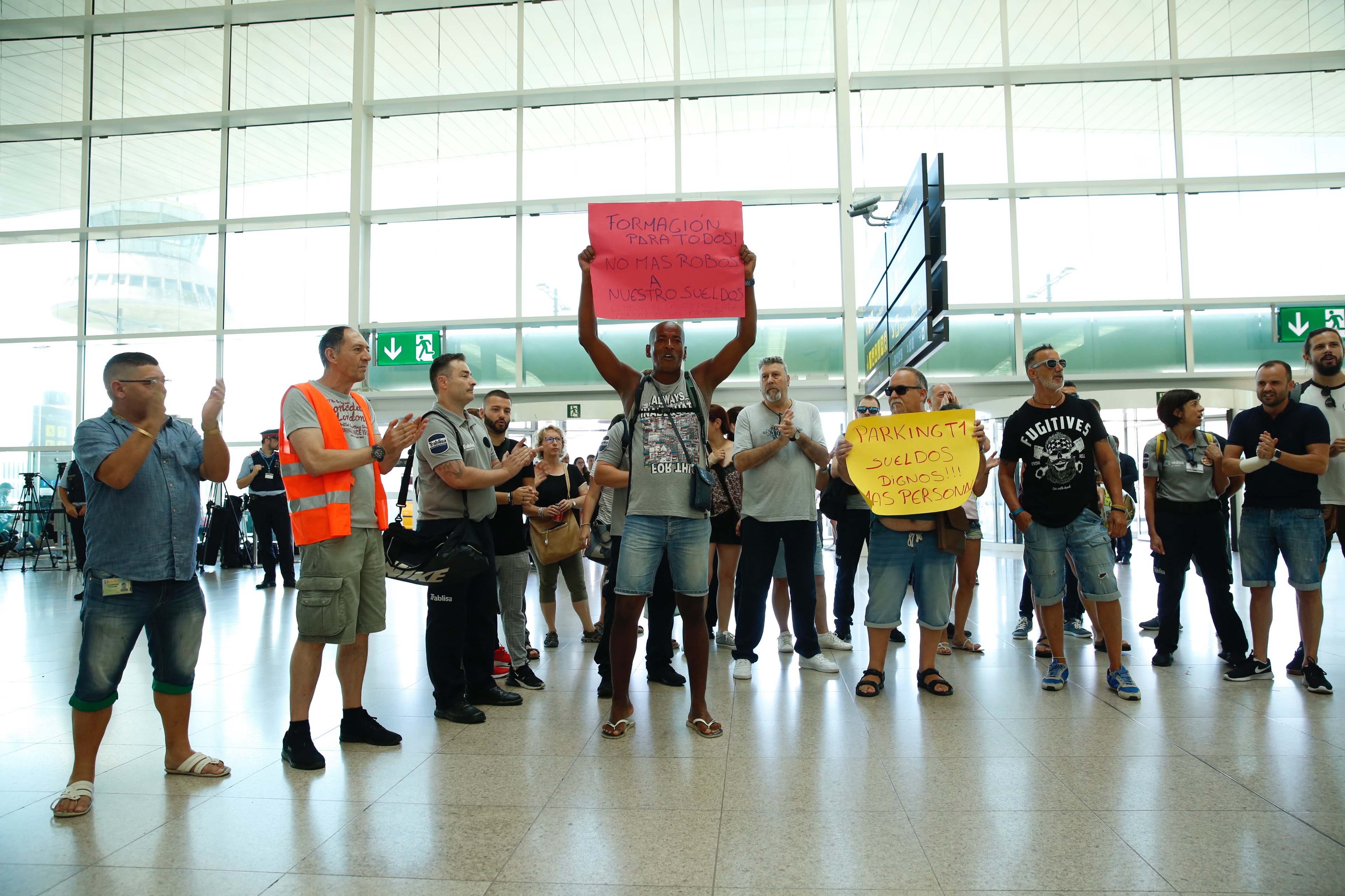 El personal de seguridad del Prat critica a Aena: "Les prevalece la fluidez, no la seguridad"