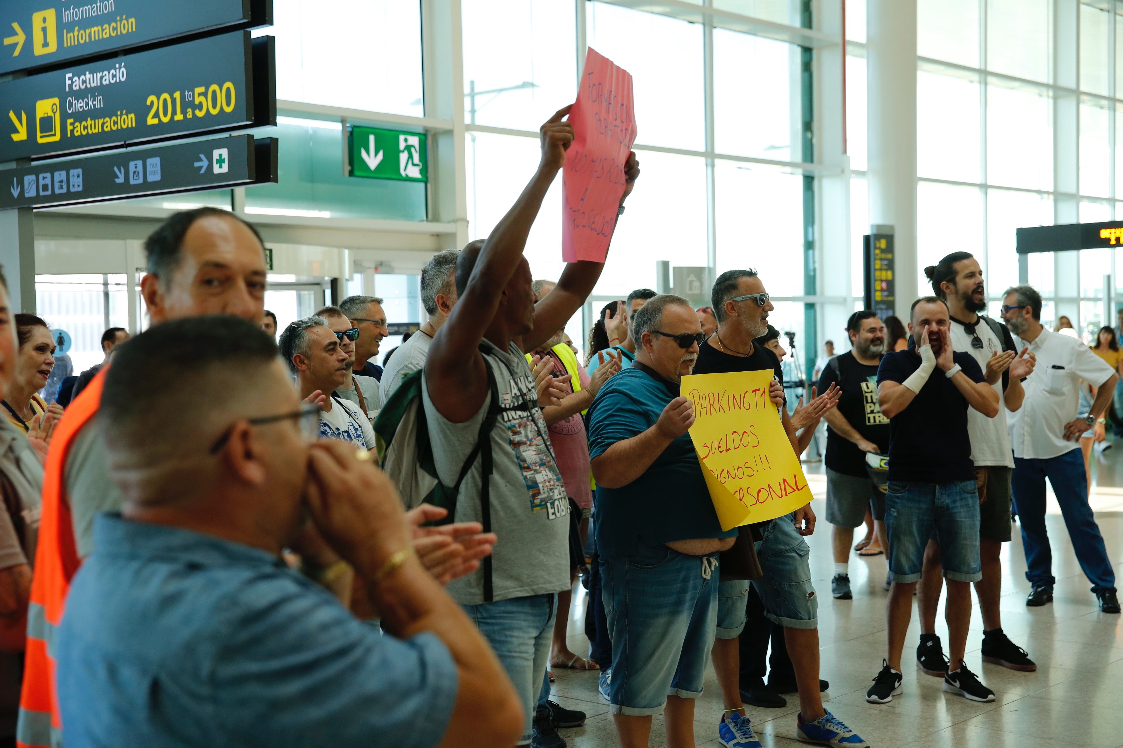 El personal de seguridad del Aeropuerto del Prat cumple un mes en huelga