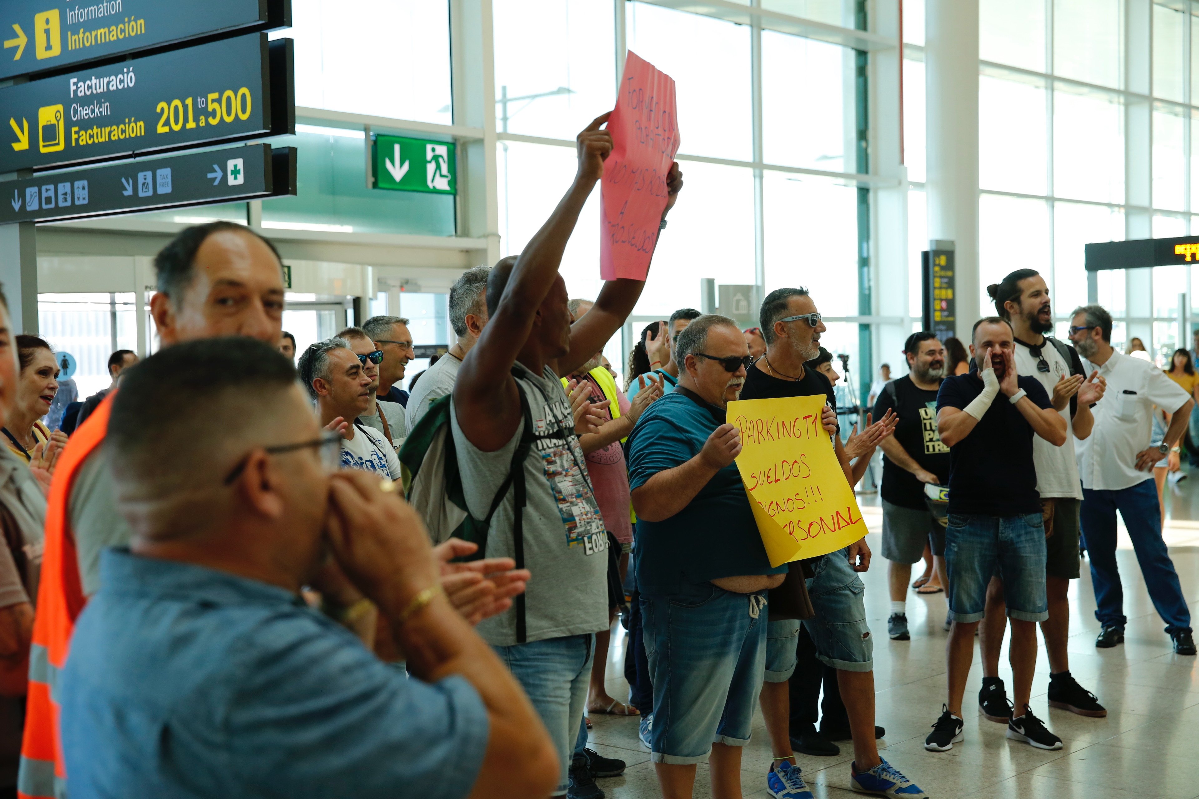 Caos en la terminal 1 del aeropuerto Josep Tarradellas del Prat de Llobregat, por una huelga interminable por parte del personal aeroportuario.