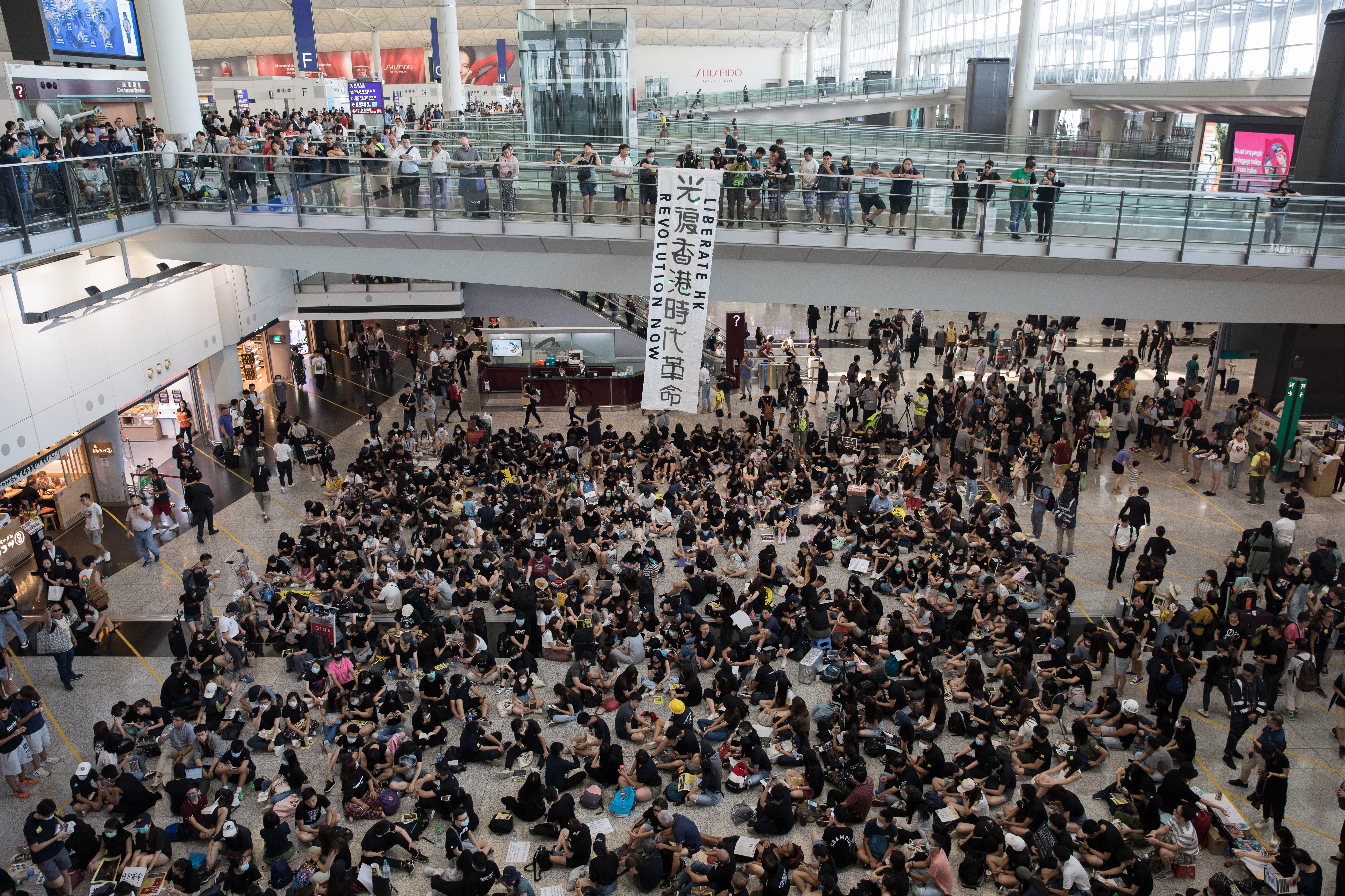 Ocupación masiva de manifestantes en el aeropuerto de Hong Kong