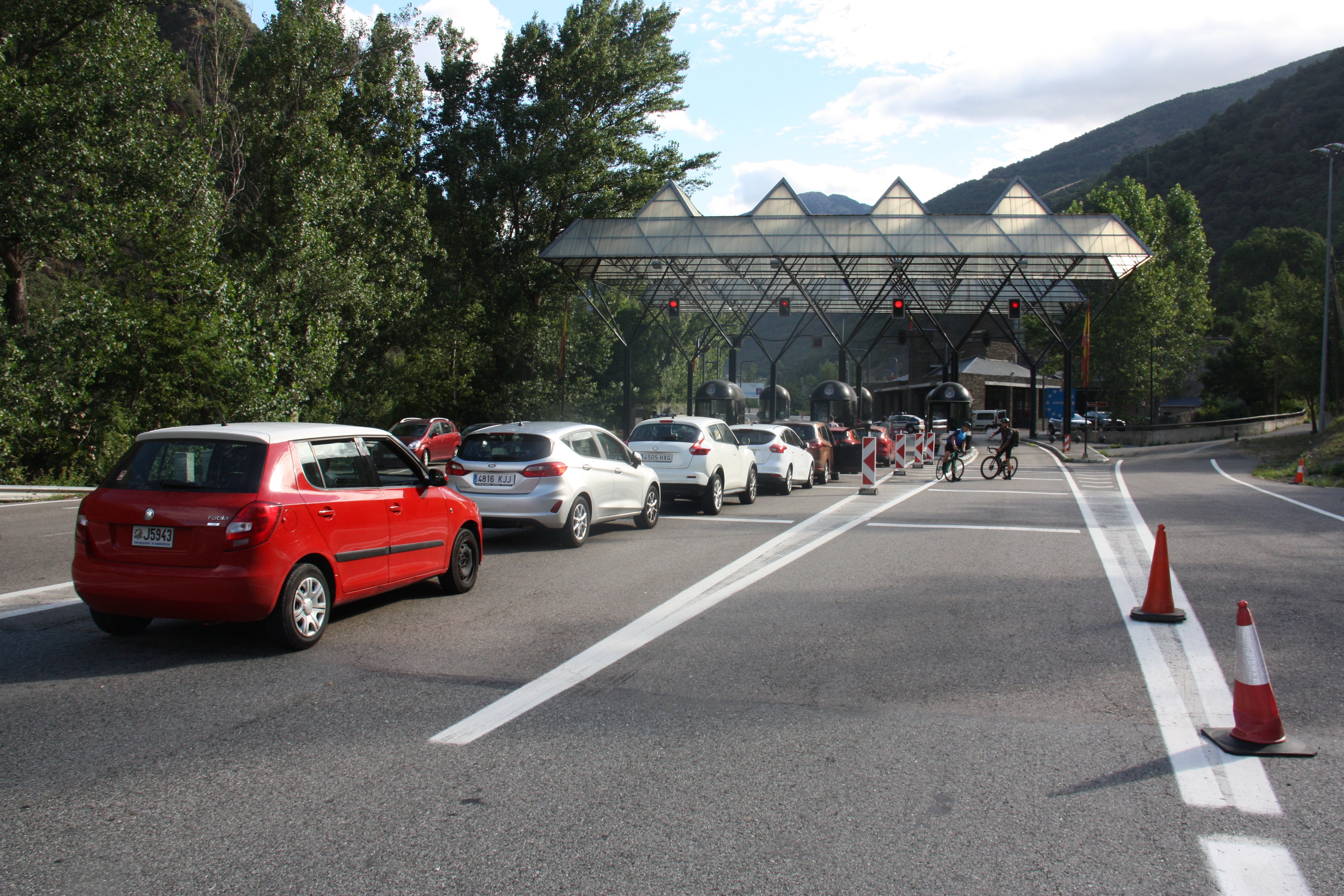 Transporte sanitario y mini buses ya circulan por la carretera de acceso a Andorra