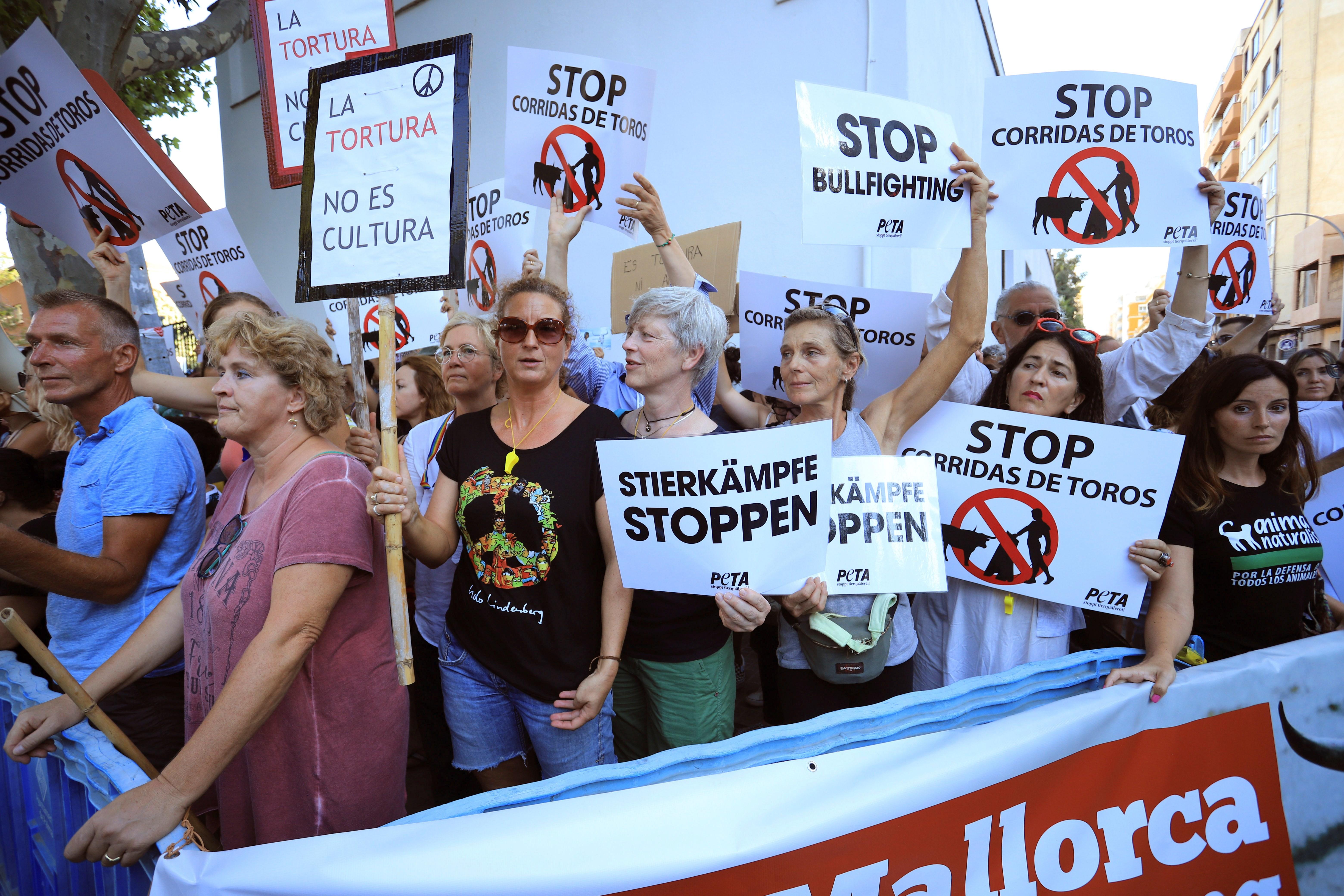 VÍDEO | Partidarios de los toros interpretan canciones fascistas en Mallorca