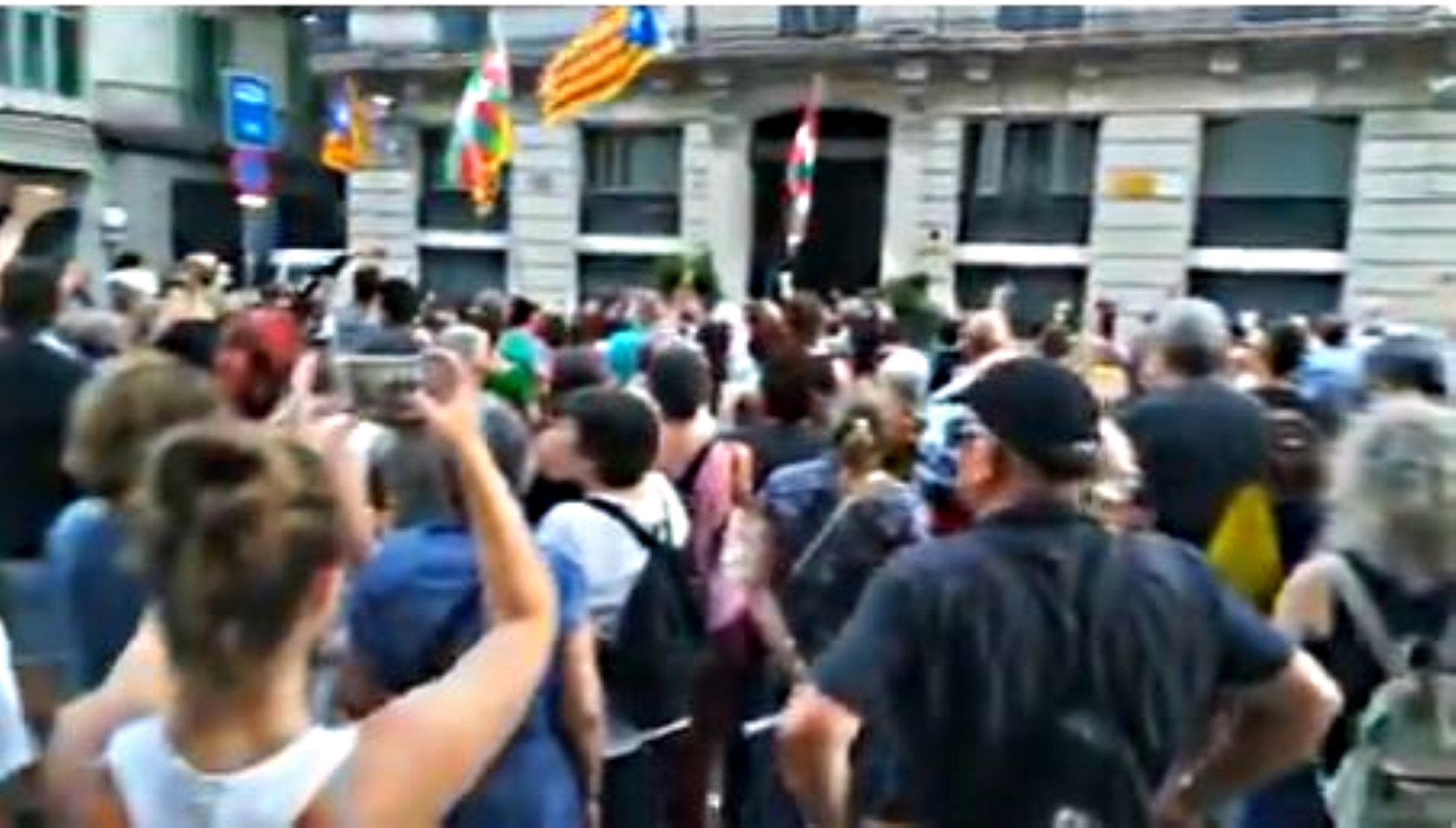 'Els Segadors' ressonen davant la comissaria de Via Laietana pels joves d'Altsasu