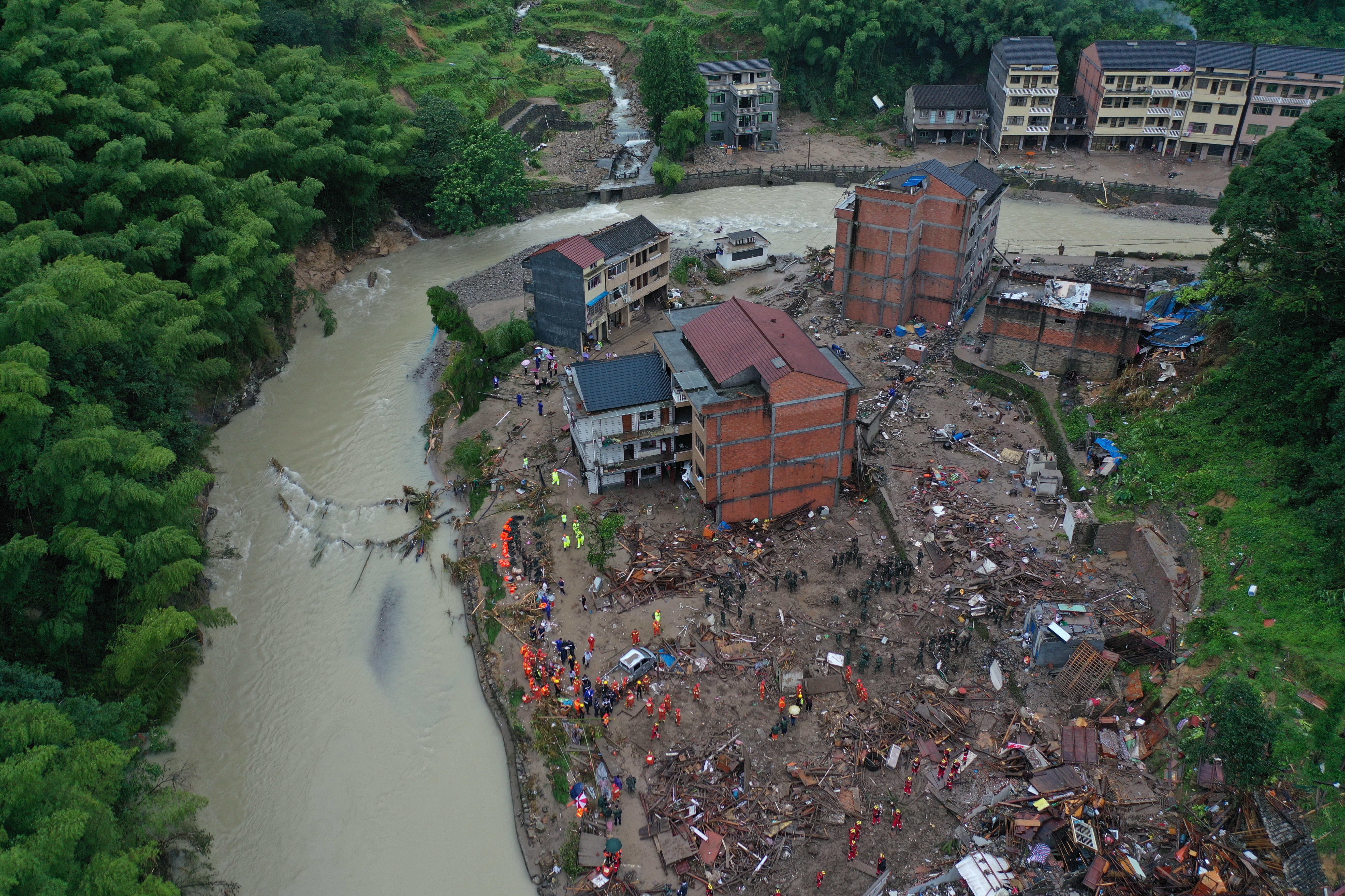 28 muertos y 1 millón de evacuados por el tifón Lekima en China