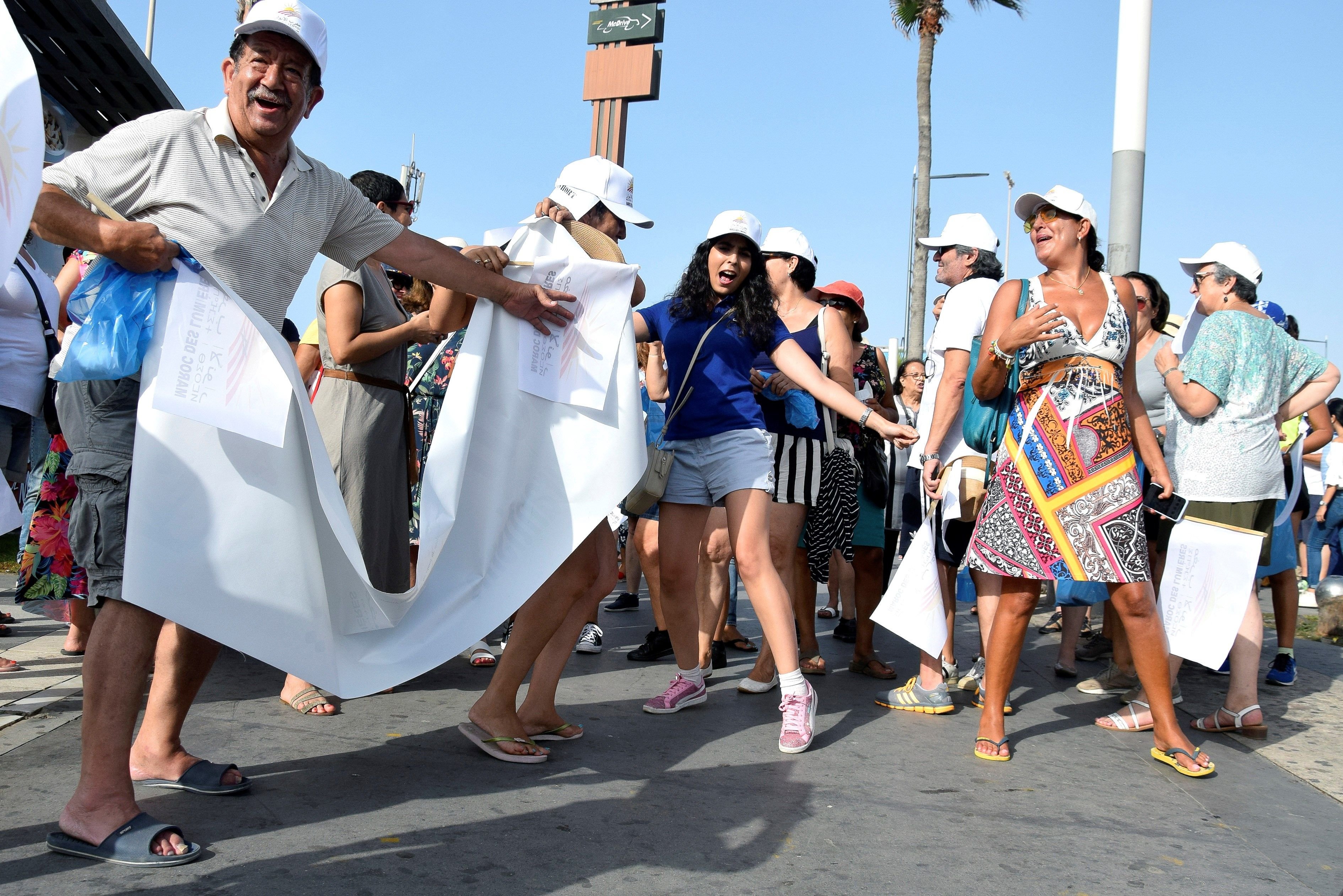 Dones marroquines es manifesten en 'shorts' en suport a les voluntàries belgues