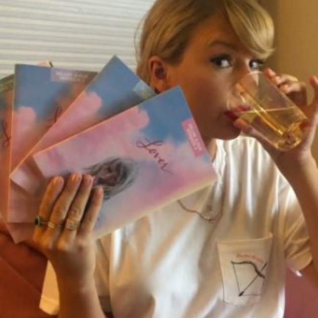Taylor Swift drinks @taylorswift