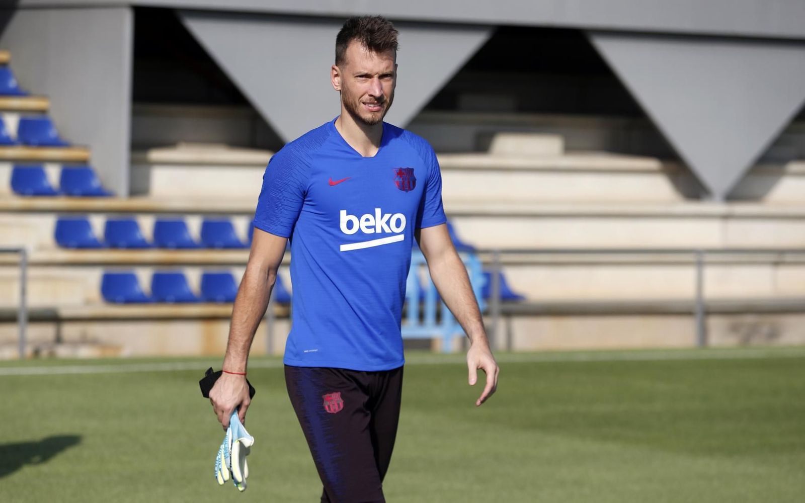 Neto serà operat de la mà i es perdrà l'inici de la temporada del Barça