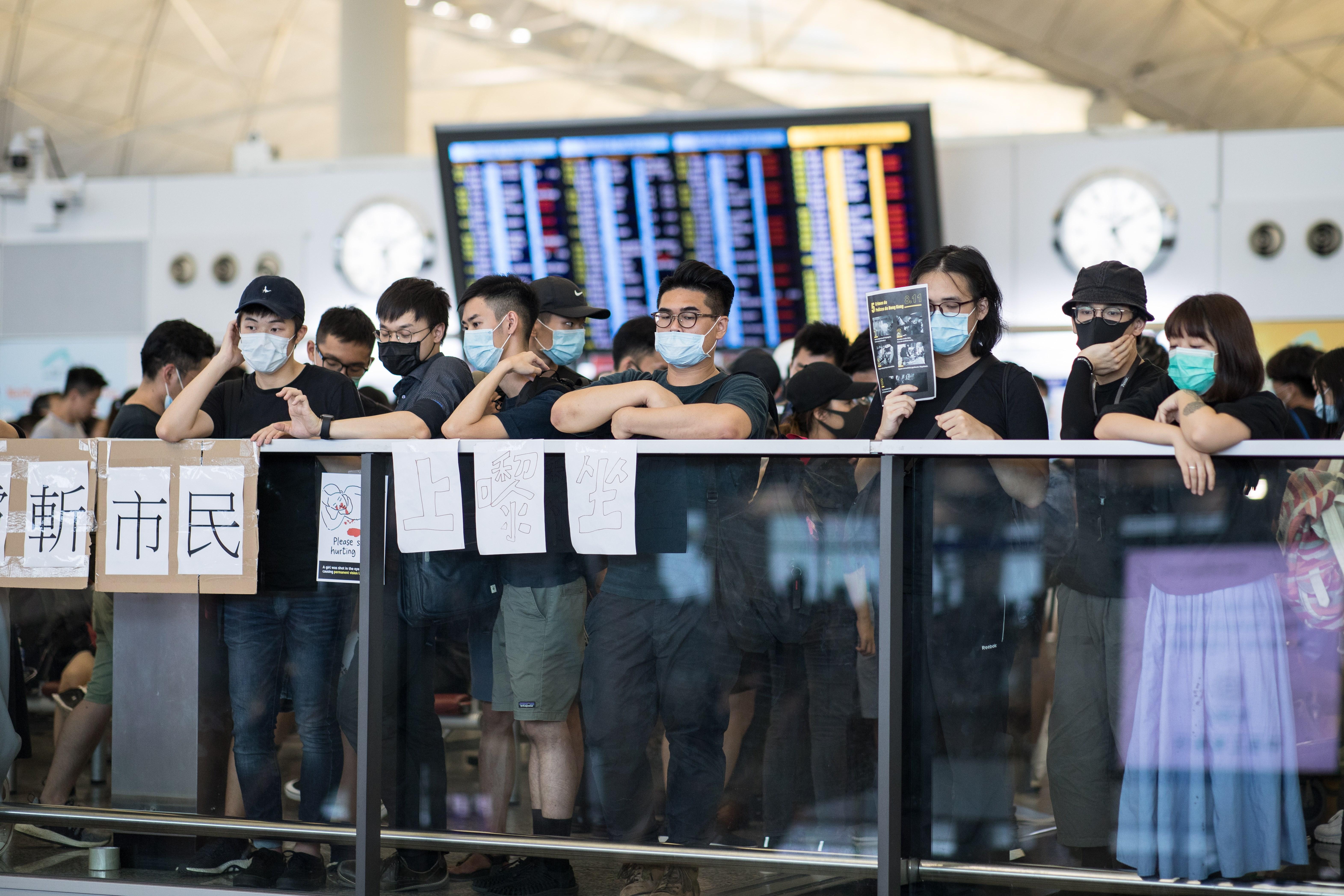Los manifestantes ocupan el aeropuerto de Hong Kong y obligan a cancelar los vuelos