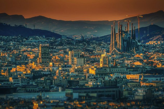 barcelona vista skyline sagrada familia - walkerssk pixabay