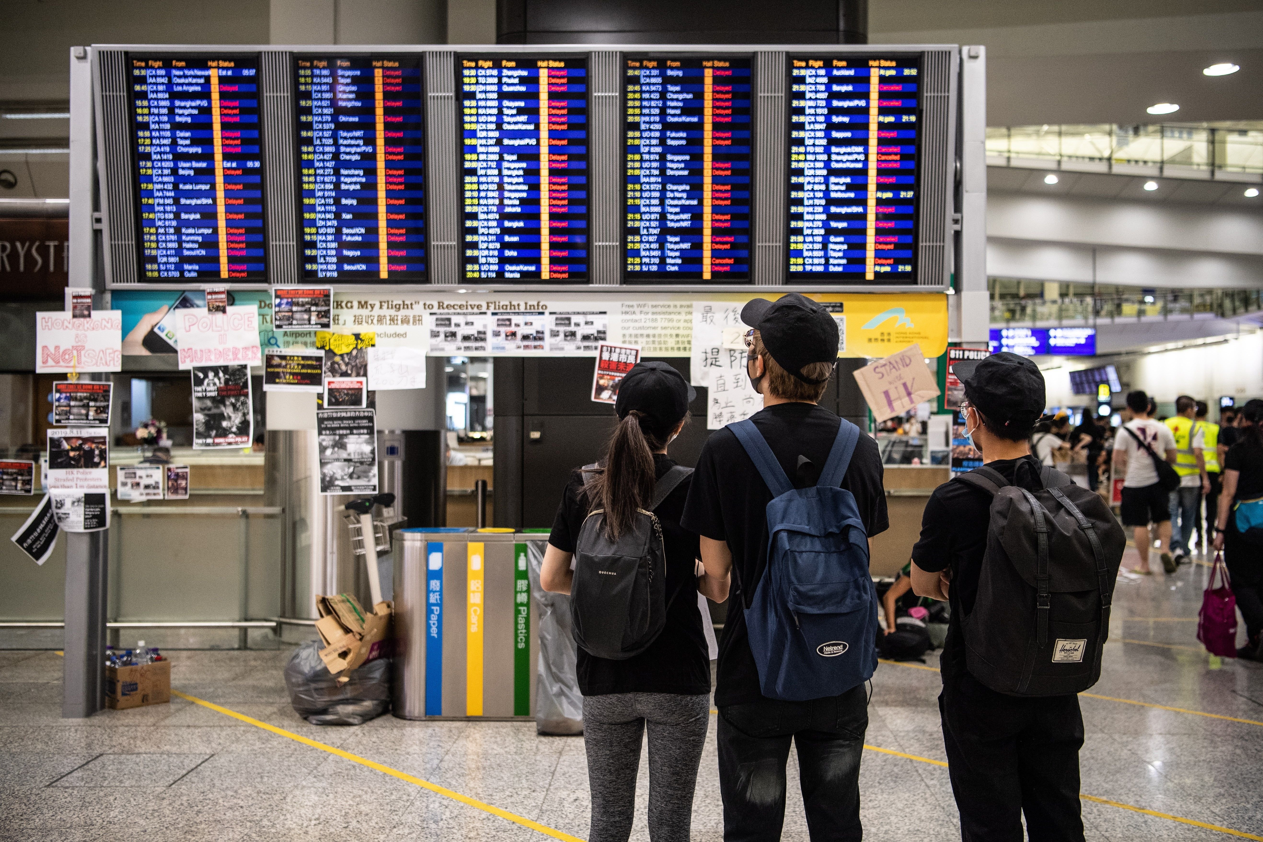 Hong Kong amanece con más de 300 vuelos cancelados