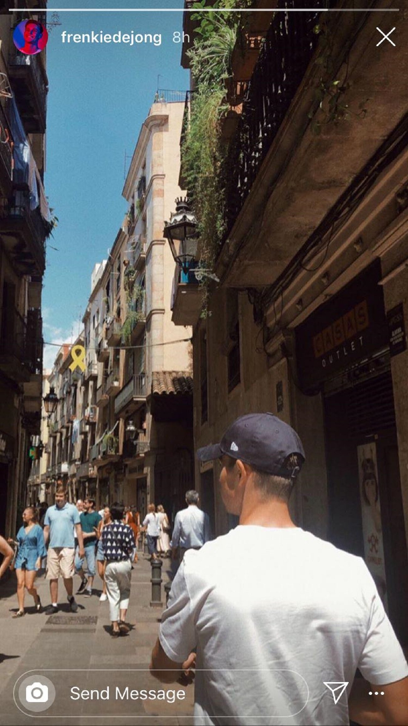 Frenkie de Jong lazo amarillo pasea Barcelona @frenkiedejong