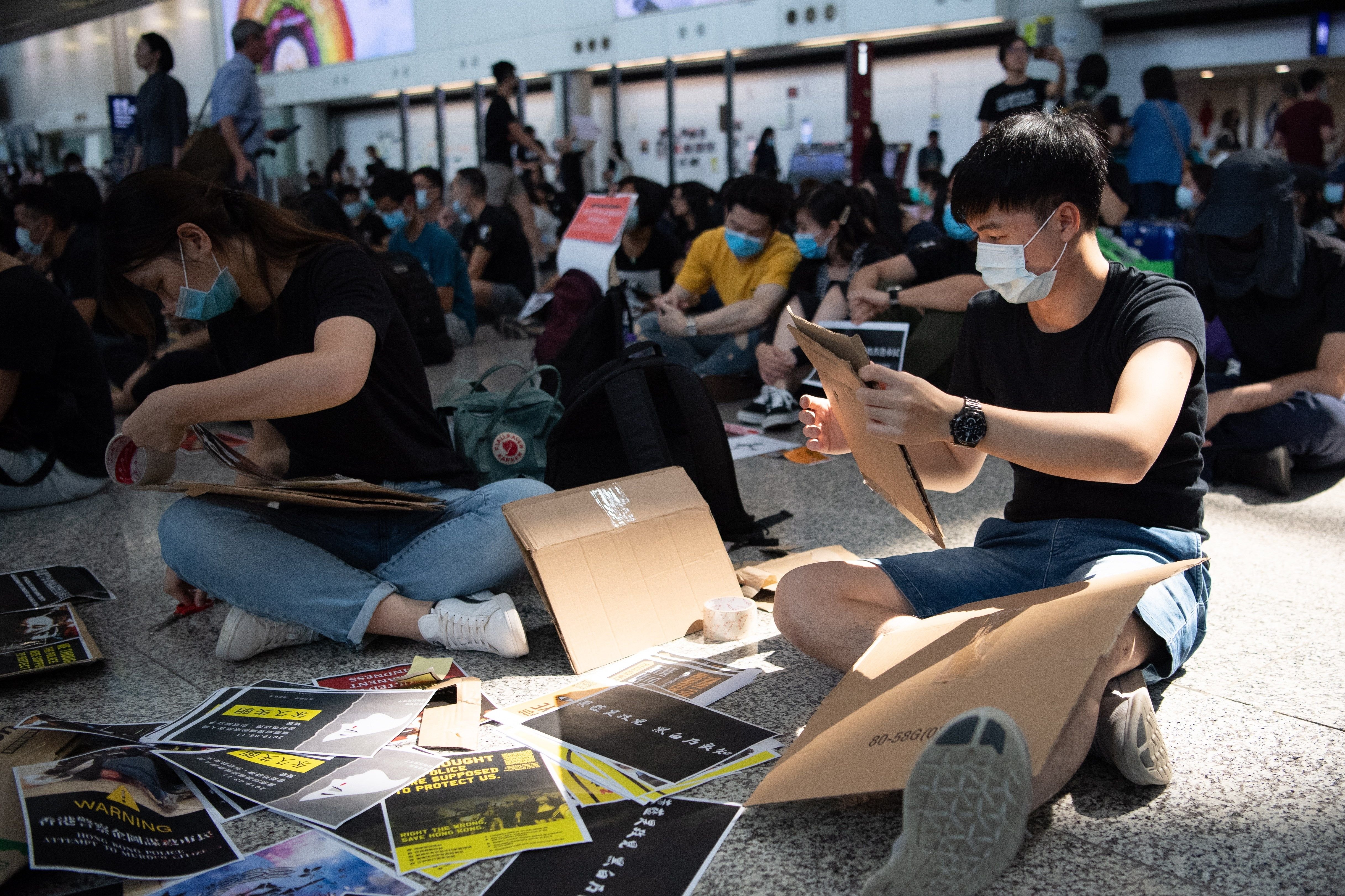 Hong Kong suspèn tots els seus vols de sortida per segon dia consecutiu