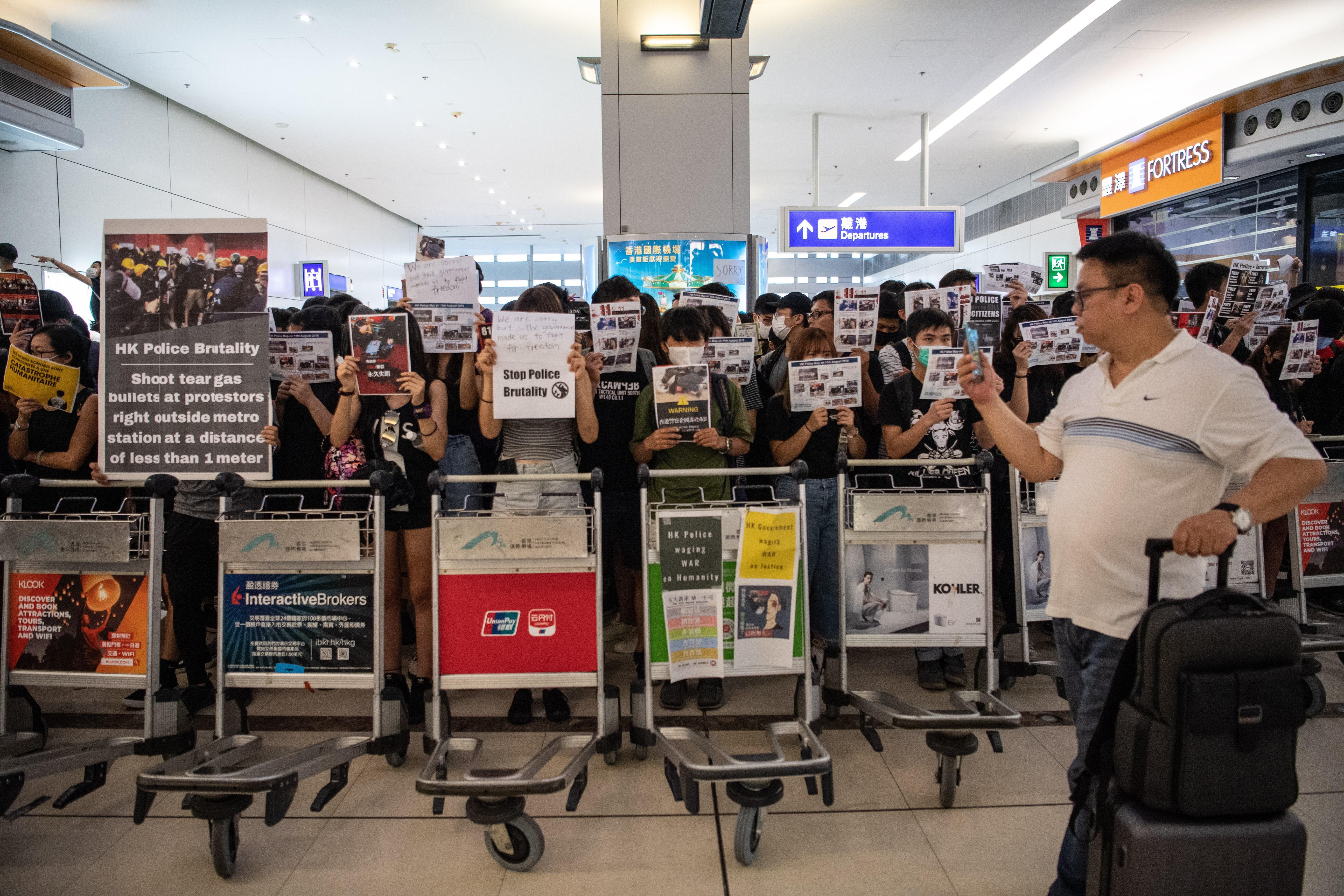 VÍDEOS / Segueix aquí en directe les decisives hores a l'aeroport de Hong Kong