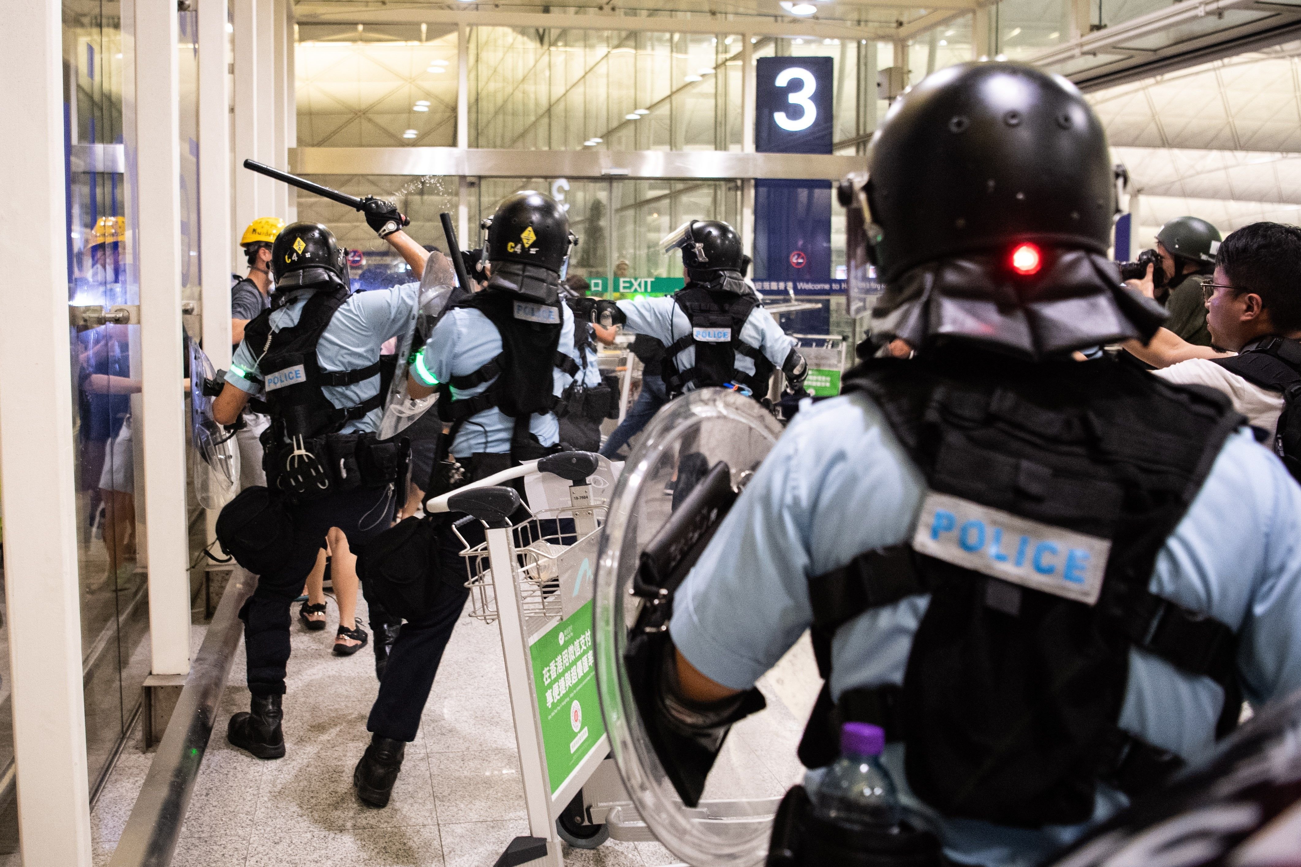 Cargas policiales y gases lacrimógenos en el aeropuerto de Hong Kong