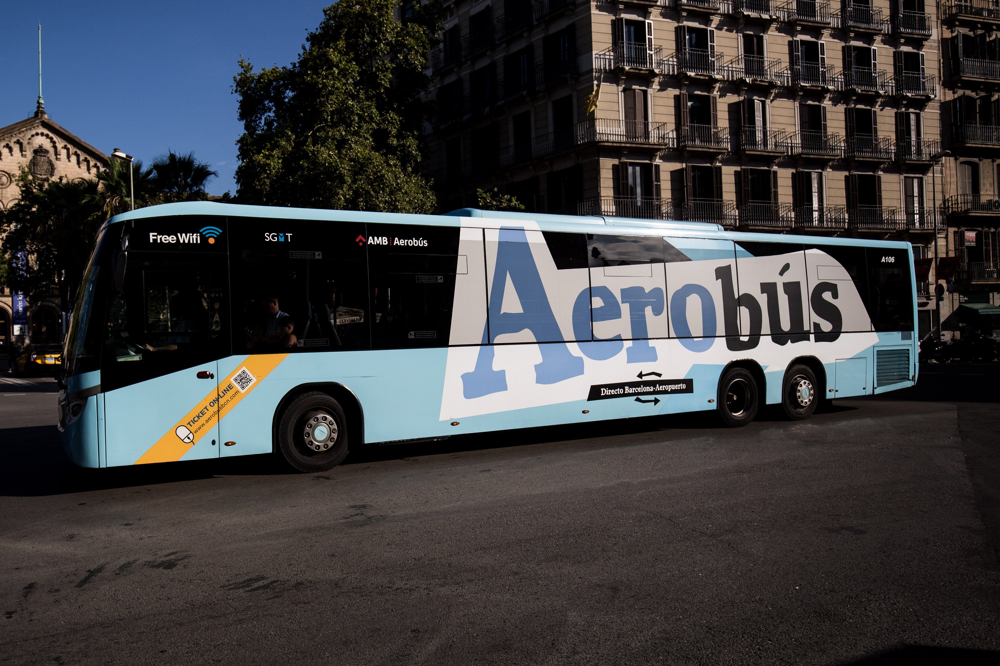 Les parades de plaça Catalunya de l'Aerobús, abandonades a la nit segons l'Institut de Coordenades