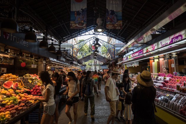 comerç compra mercat boqueria barcelona turistes - Carles Palacio