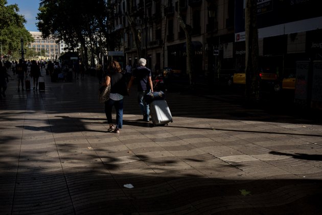 turistes turisme maletes la rambla viatge - Carles Palacio