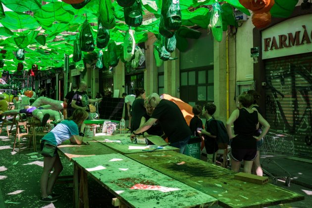 festes majors barri gracia barcelona carrer engalanat preparacio - Carles Palacio festes majors barri gracia barcelona carrer engalanat preparacio - Carles Palacio
