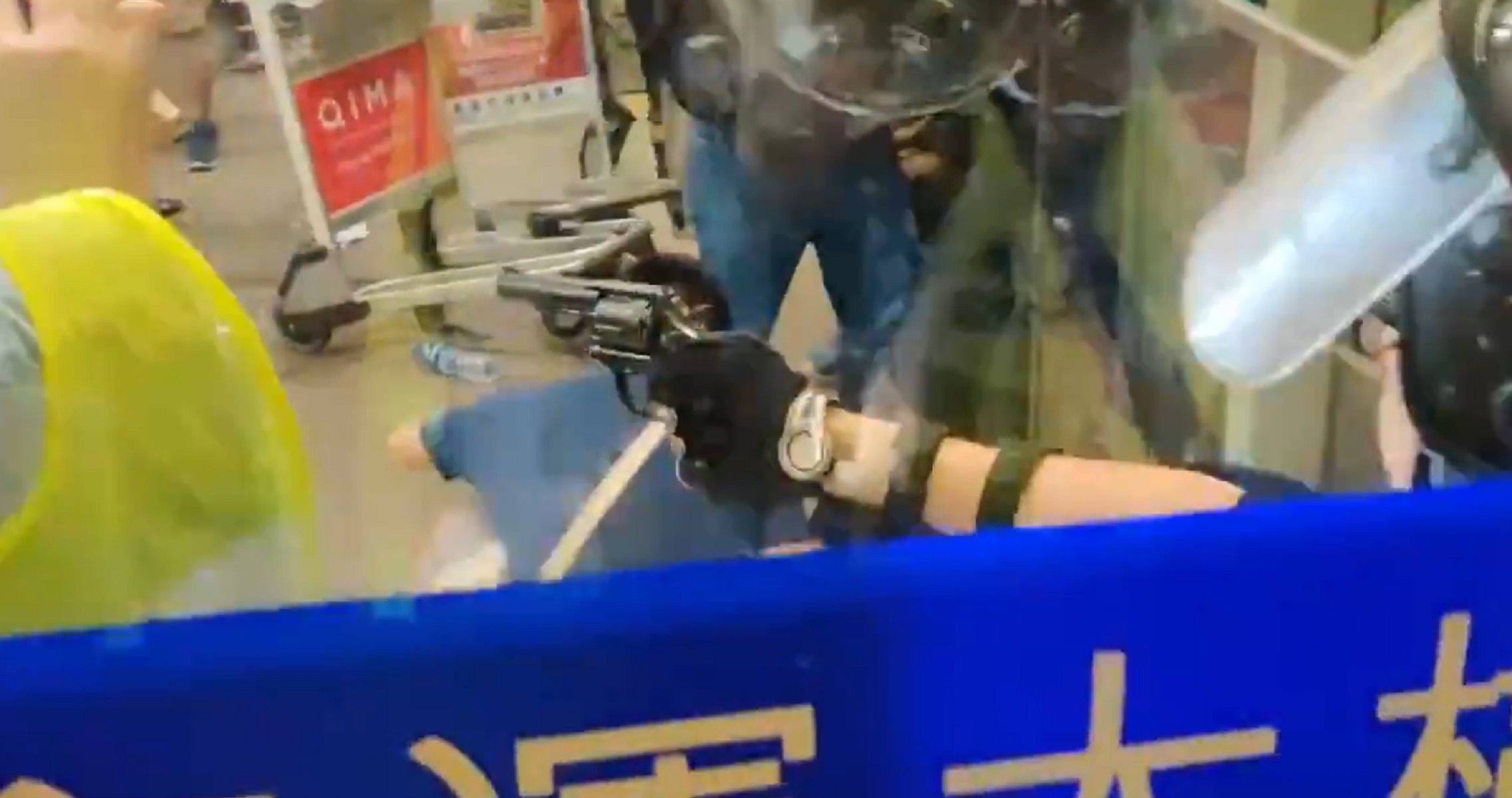 VÍDEO | La terrible amenaza de un policía a los manifestantes de Hong Kong