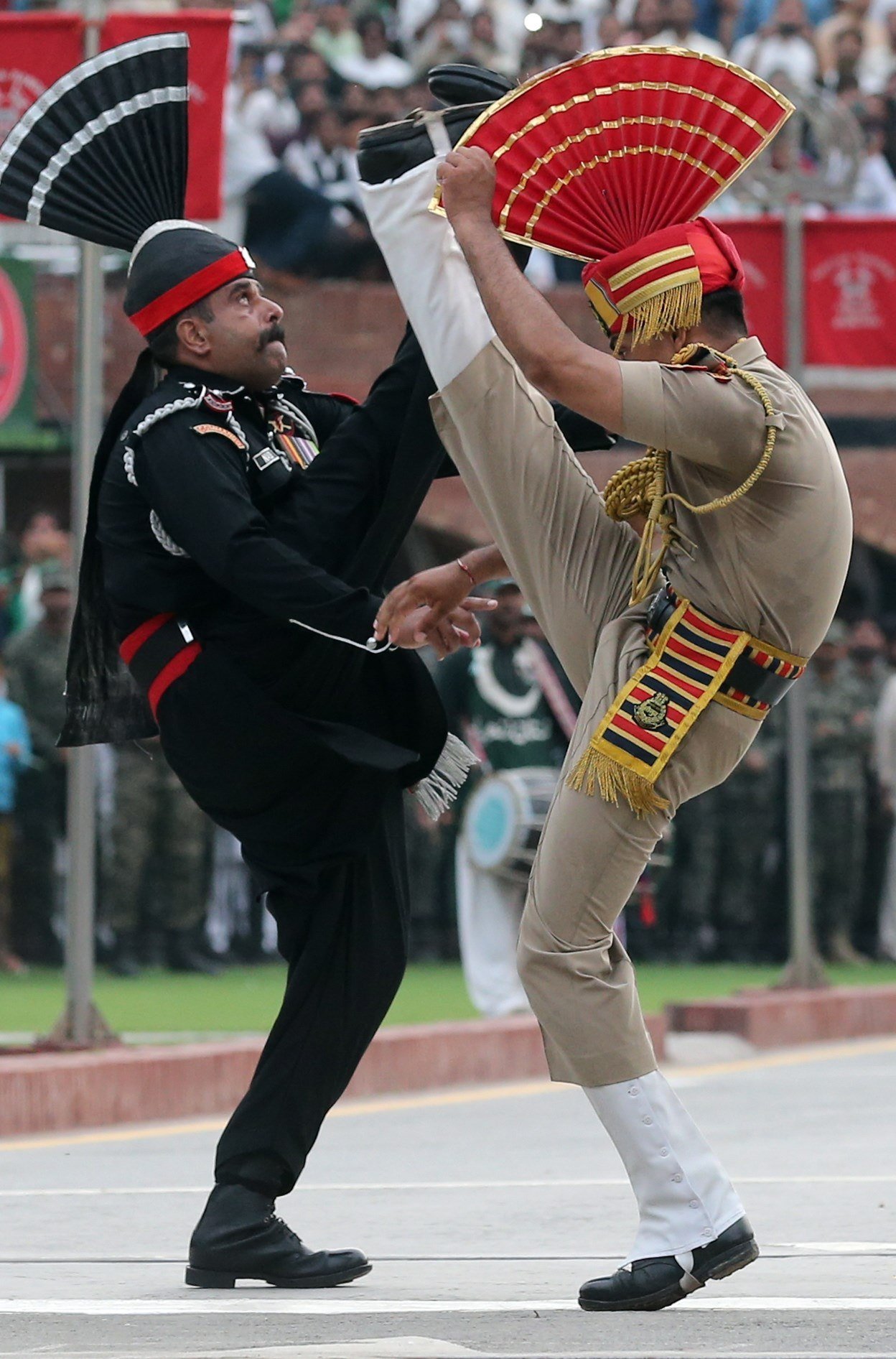 VÍDEO | La colorista cerimònia militar indo-pakistanesa en plena escalada de tensió