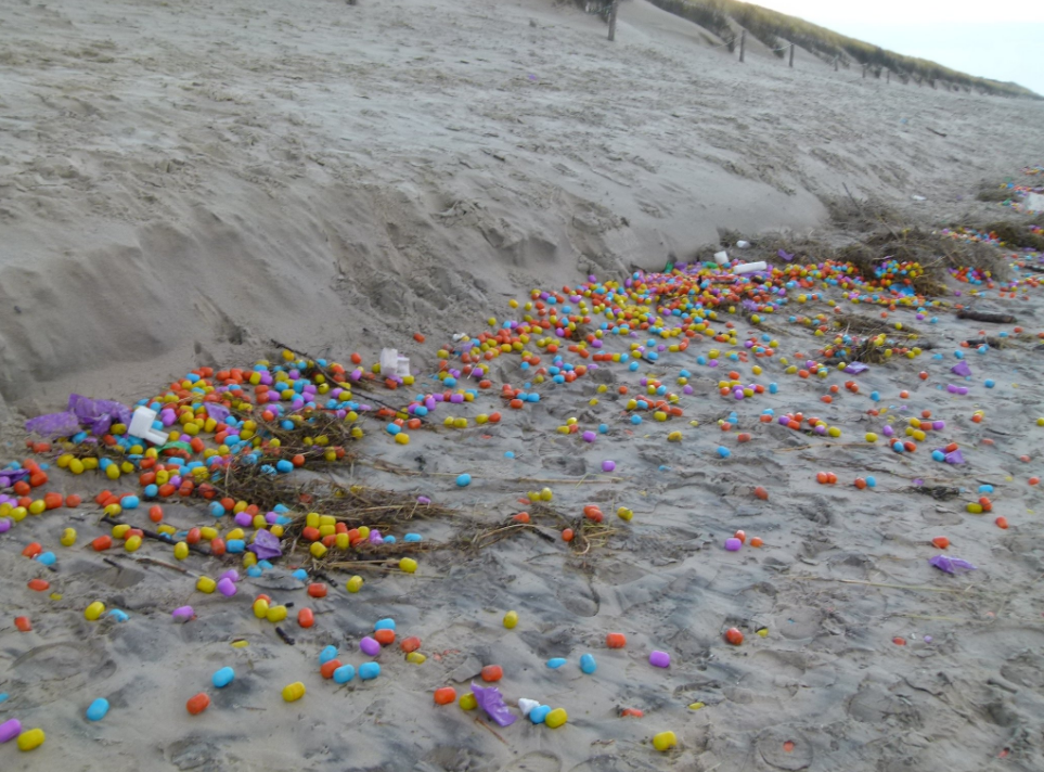 Una playa alemana se despierta llena de huevos Kinder