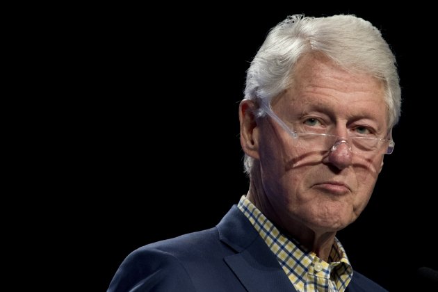 Bill Clinton vestido de mujer: el retrato que escondía un conocido pedófilo