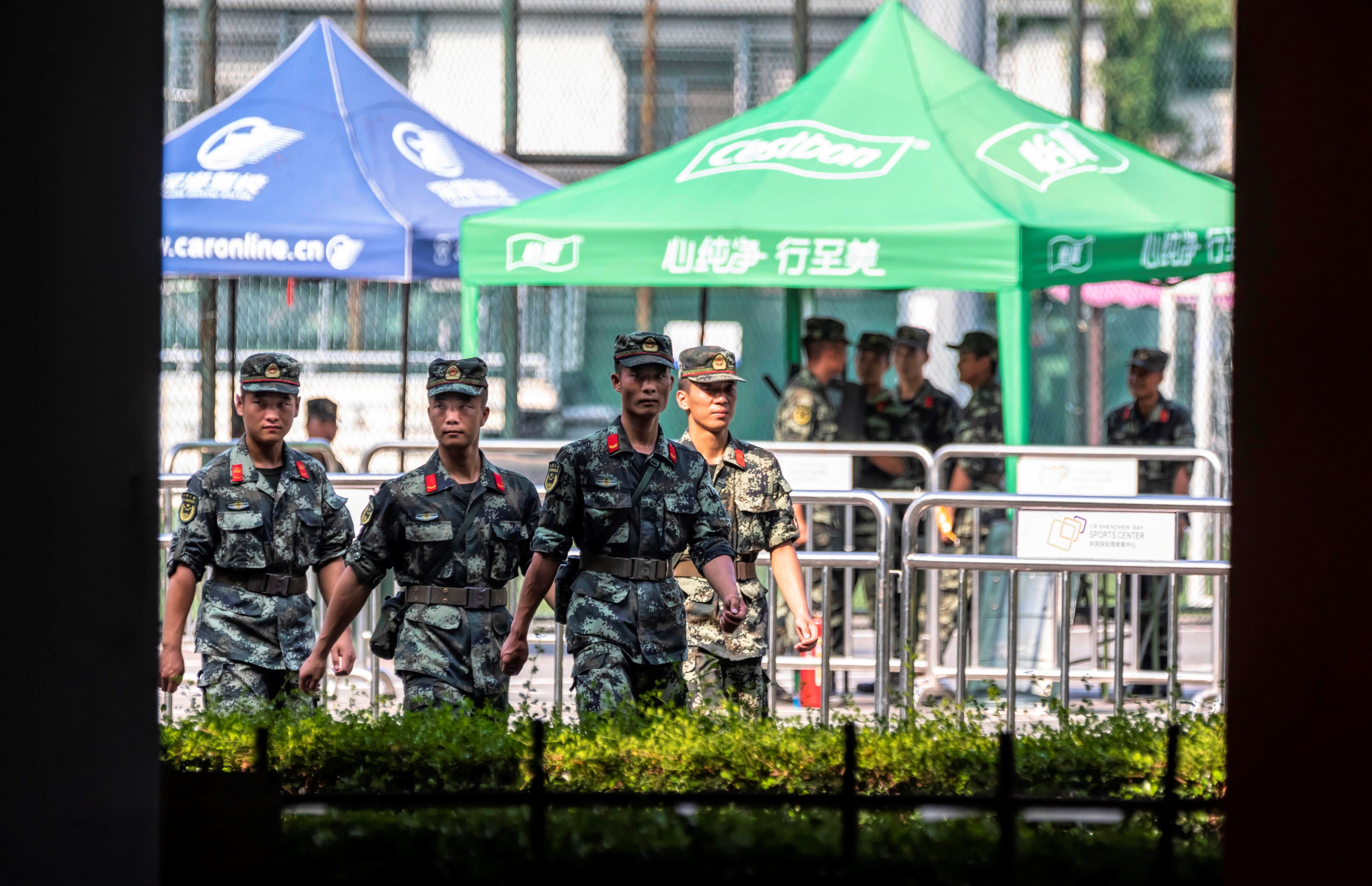 Militares chinos practican tácticas antidisturbios en la frontera de Hong Kong