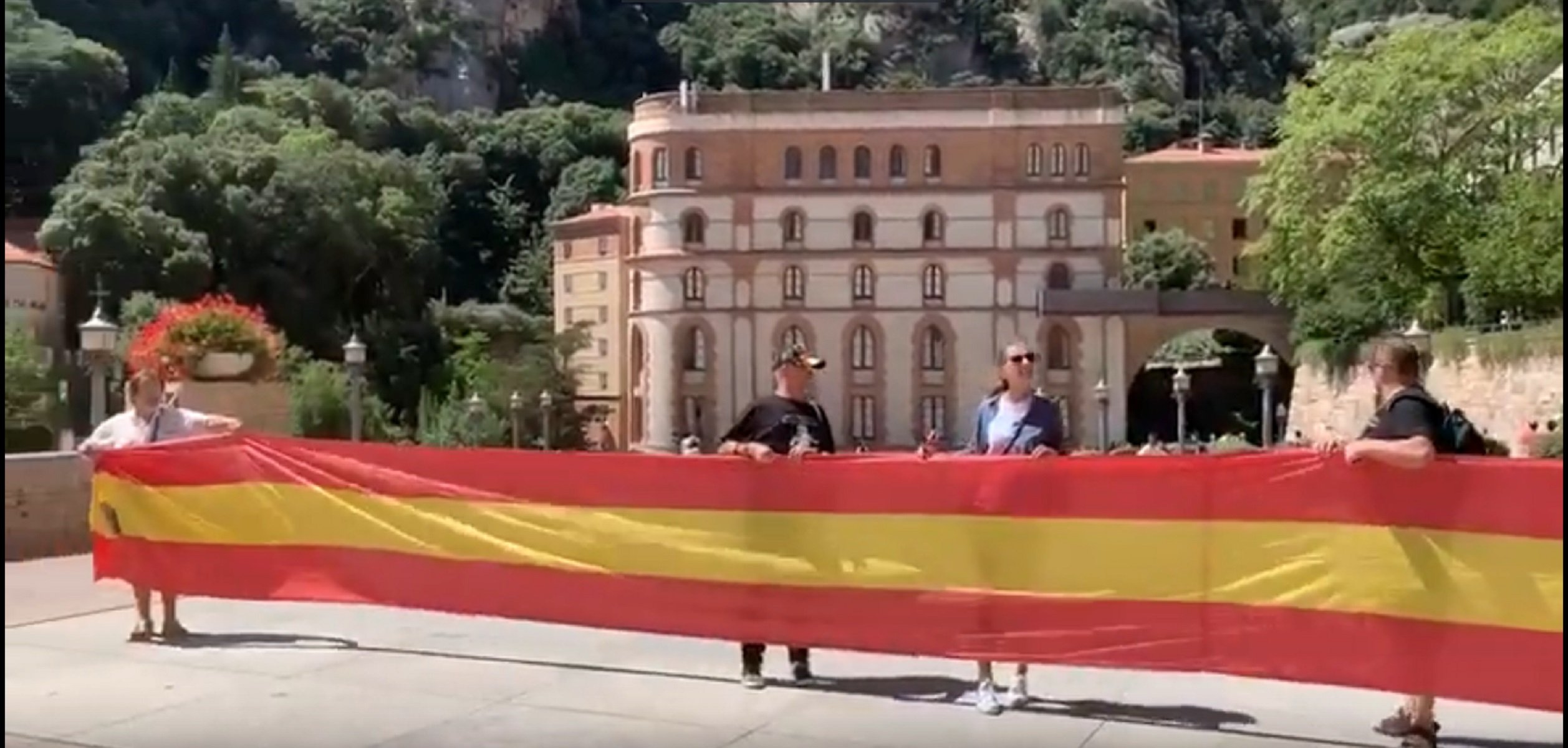 Despleguen una bandera 'rojigualda' al monestir al crit de "Montserrat es española"