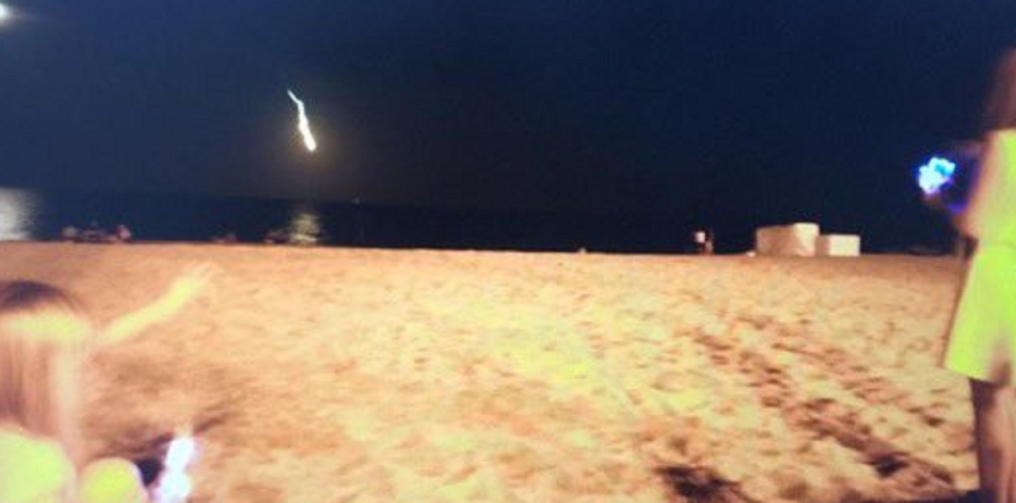 Una “bola de foc” al cel es deixa veure a tot el litoral català