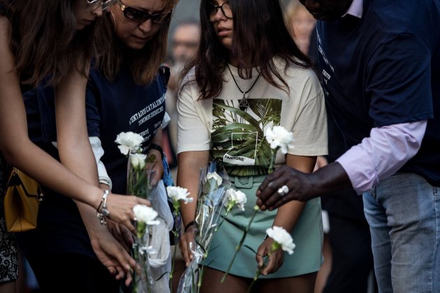 segon aniversari atemptats rambla barcelona victimes ofrena floral flors (bona qualitat) - Carles Palacio