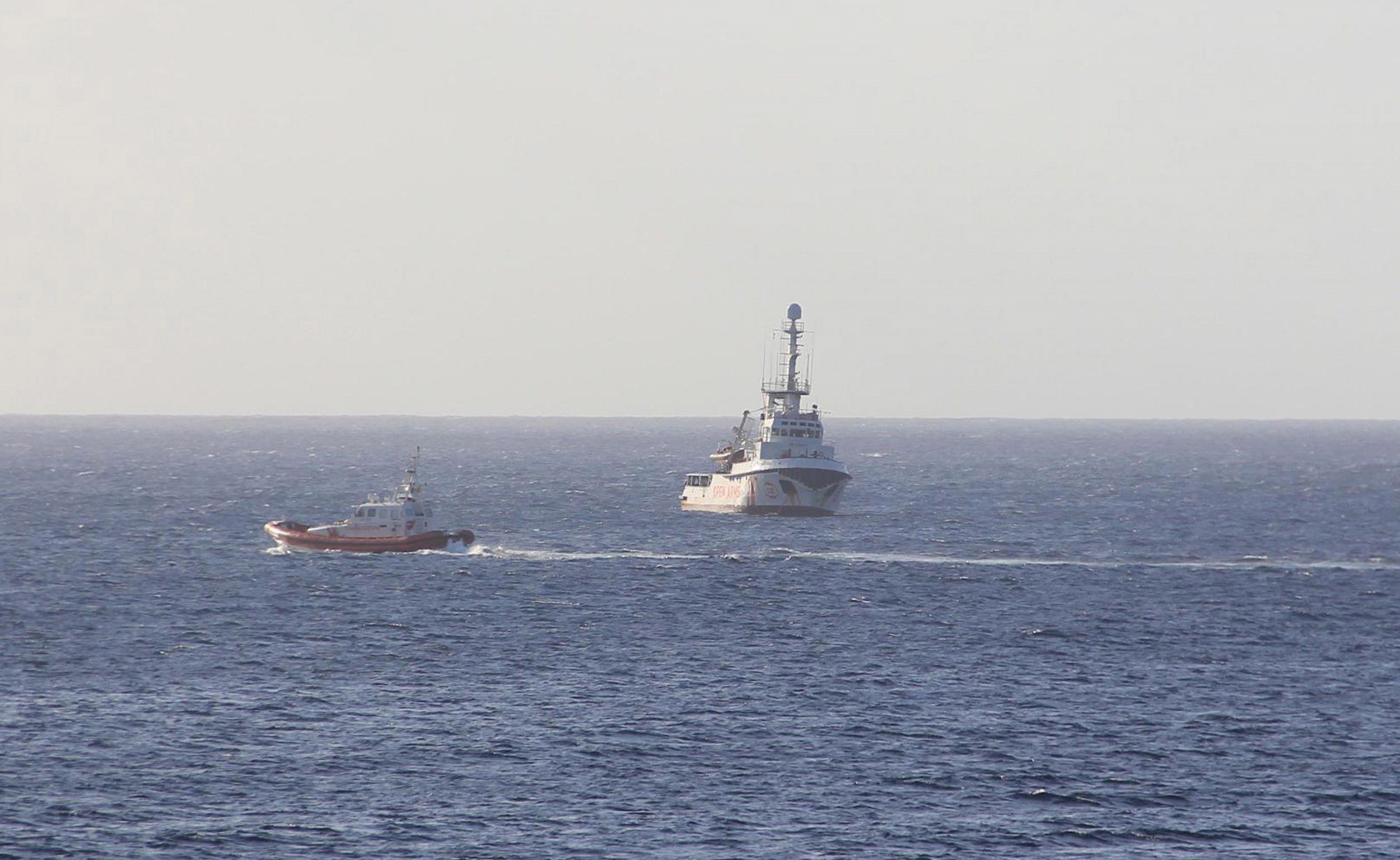 La desesperación lleva a algunos de los rescatados del Open Arms a lanzarse al agua