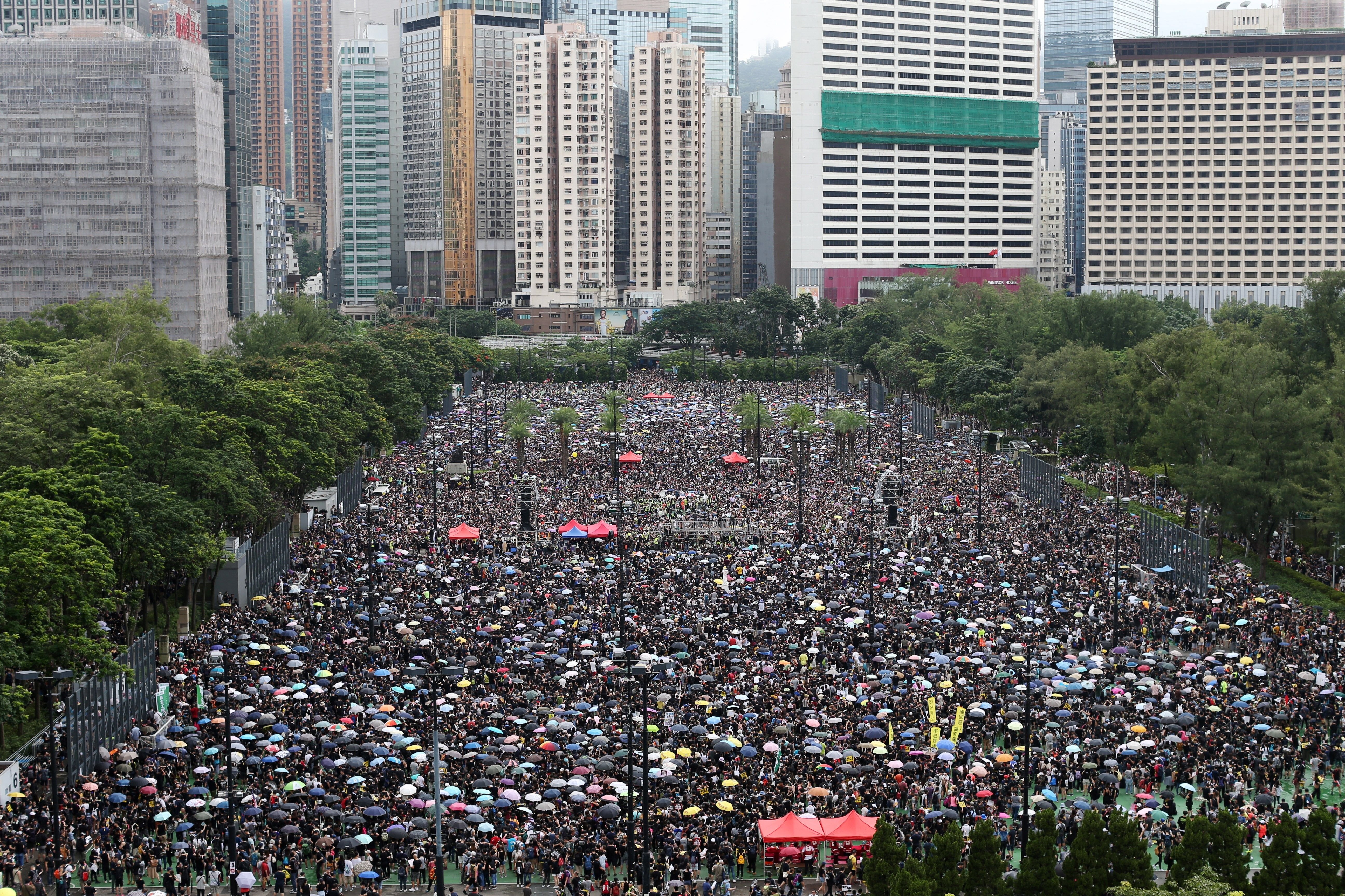 Hong Kong vuelve a desafiar a China con una manifestación masiva