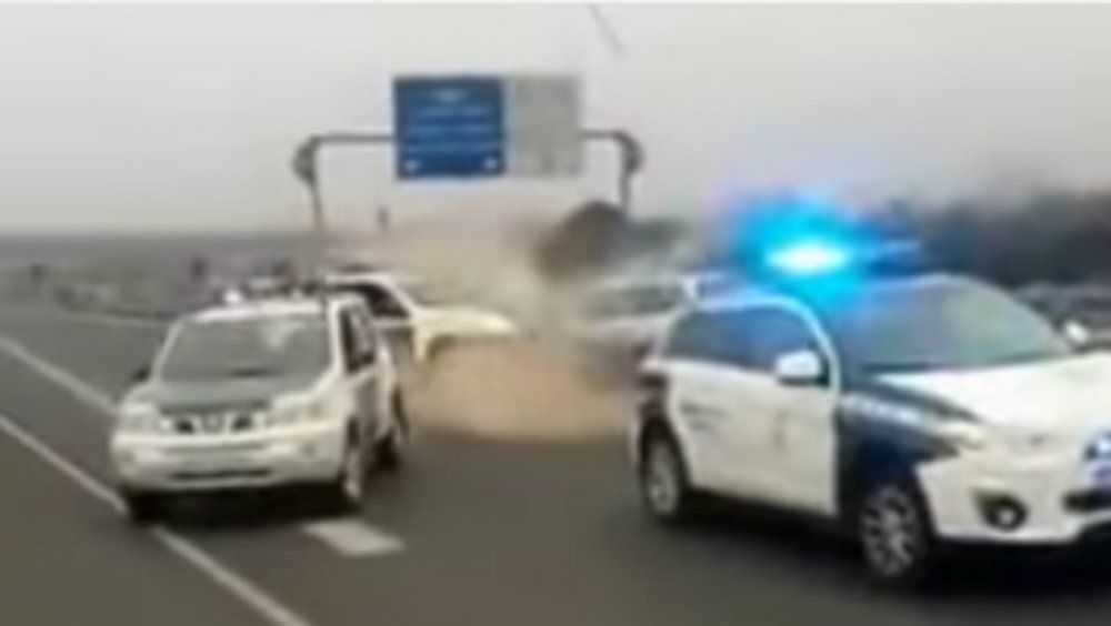 VIDEO: Un kamikaze se estampa contra un coche de la Guardia Civil